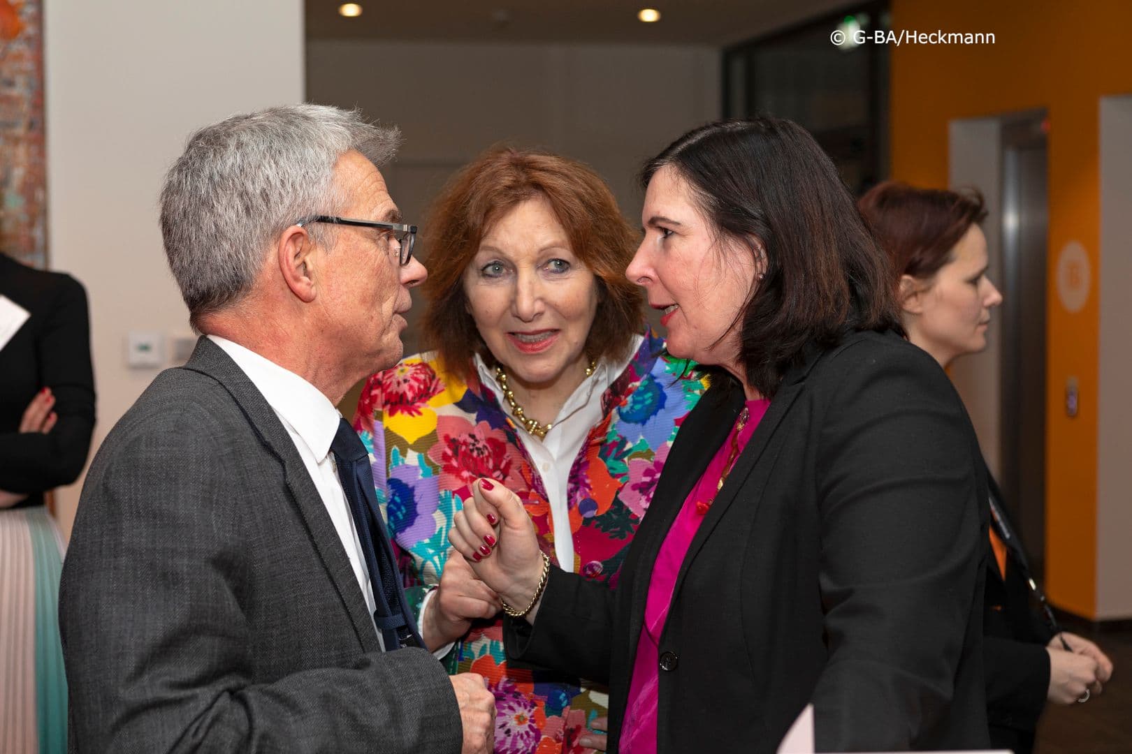 Engagiert redet Patientenbeauftragte Claudia Schmidtke (CDU/CSU) (r.) auf Josef Hecken (G-BA) ein, dabei auch Elisabeth Pott (G-BA) (m.)