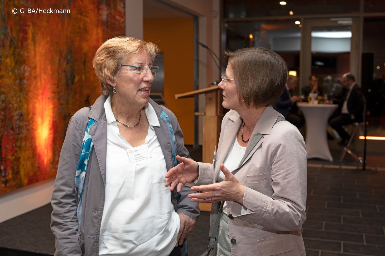 Barbara Lubisch (DPtV) (l.) im Gespräch mit Franziska Diel (KBV)