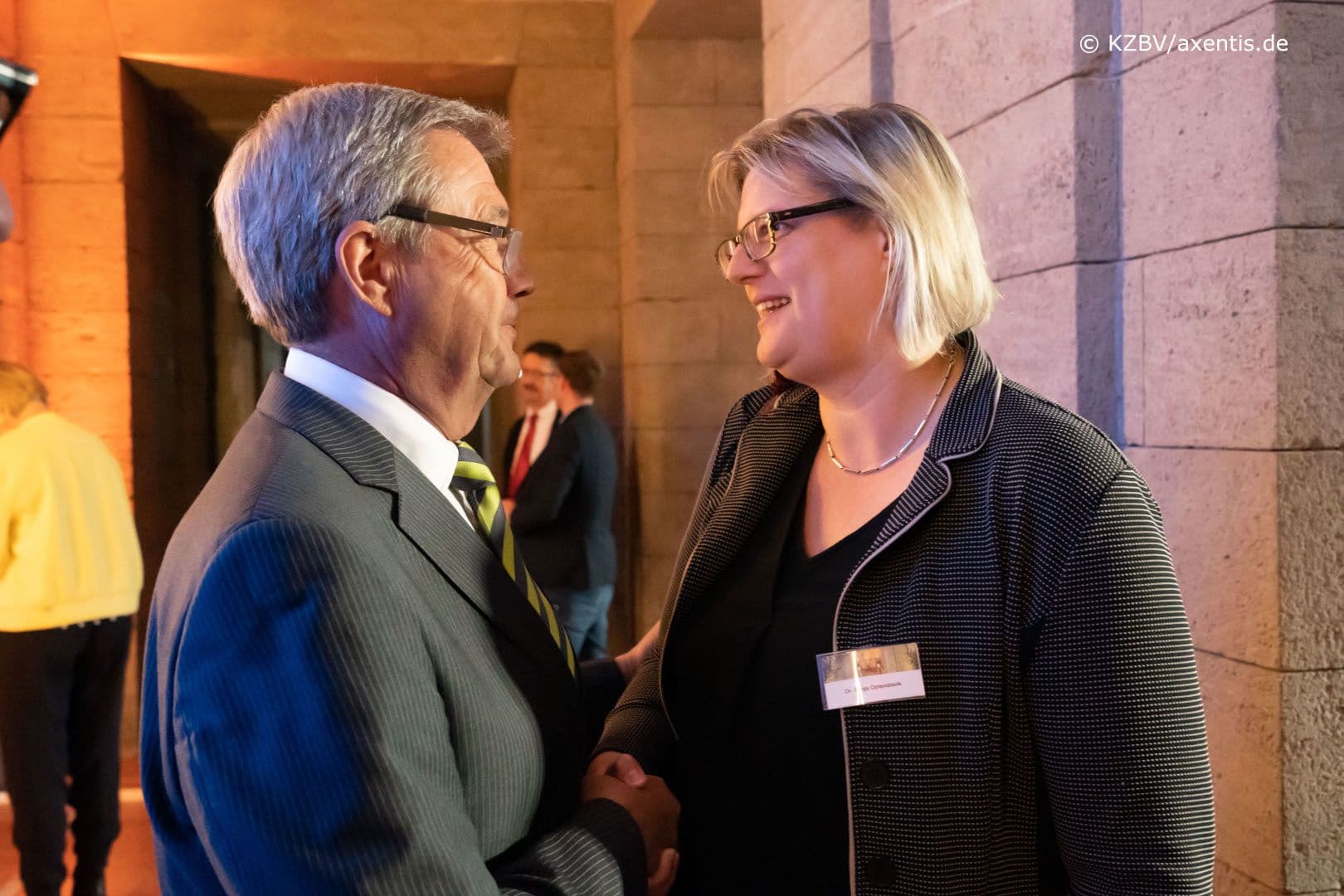 Herzliche Begrüßung: Wolfgang Eßer (KZBV) und Sonja Optendrenk (BMG)