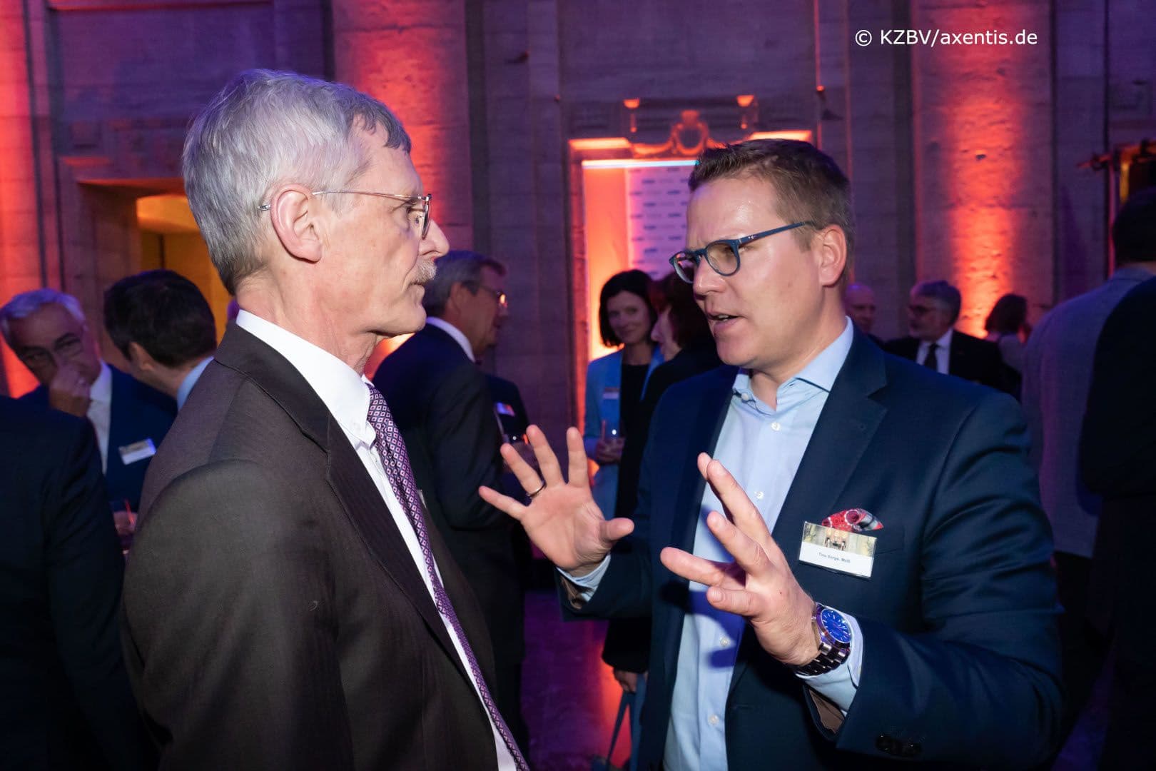 Tino Sorge MdB (CDU/CSU) (r.) erklärt Thomas Kriedel (KBV) vielleicht die Anforderungen an die ePA.
