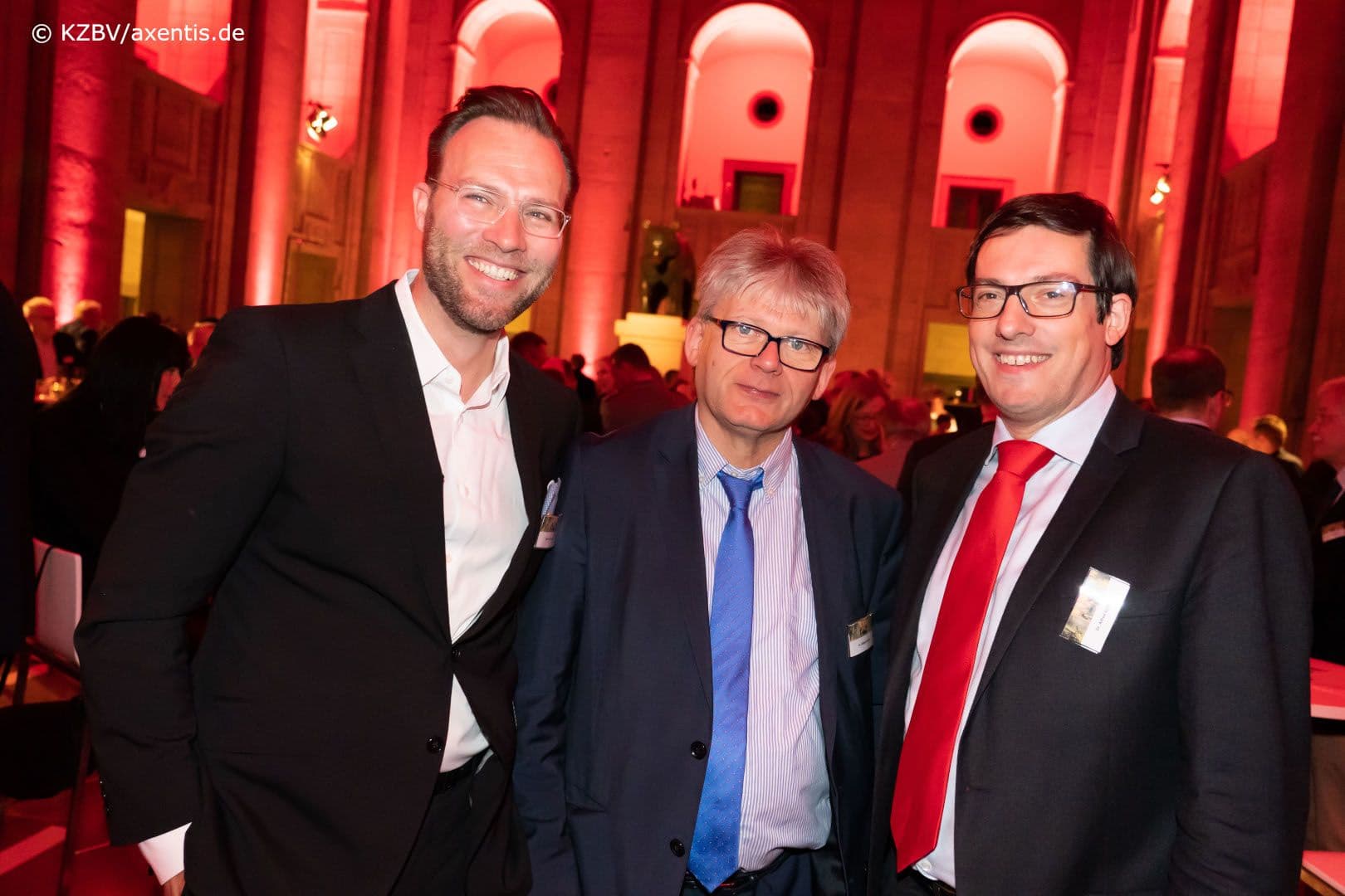 Sven Tschoepe (Bayerische Landeszahnärztekammer), Rüdiger Schott (KZV Bayerns), Alfred Büttner (BZÄK) (v.l.nr.)