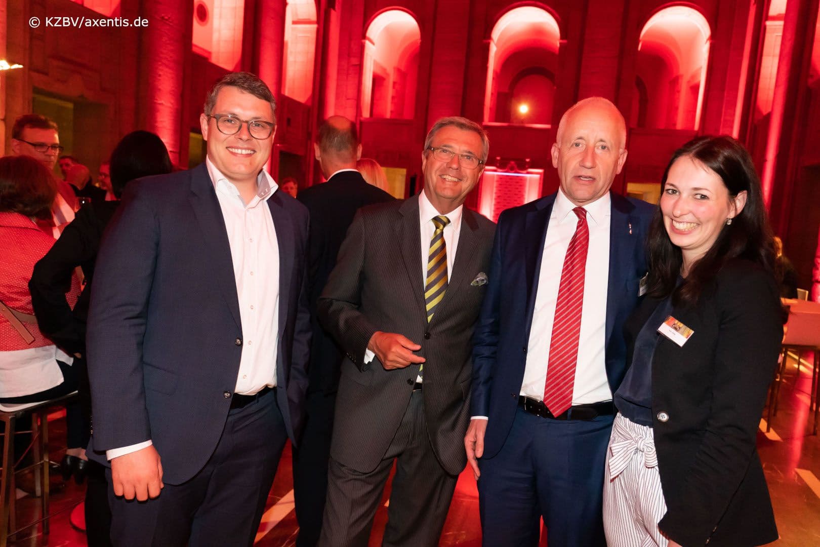 Herren mit Dame: Robert-Martin Montag (Bundesfachausschuss Gesundheit der FDP), Wolfgang Eßer (KZBV), Wieland Schinnenburg MdB (FDP), Ann Hillig (IKK e.V.) (v.l.n.r.)