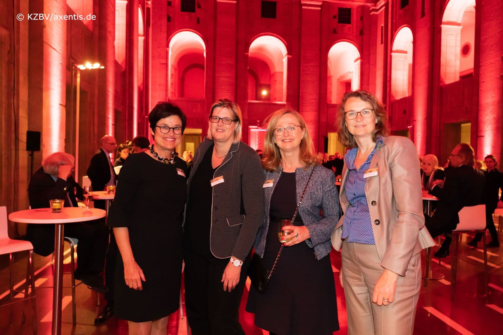 Damenrunde: Eva Walzik (DAK-Gesundheit), Sonja Optendrenk (BMG), Elfi Schmidt-Garrecht (KZBV), Esther Freese (Bundesärztekammer) (v.l.n.r.)