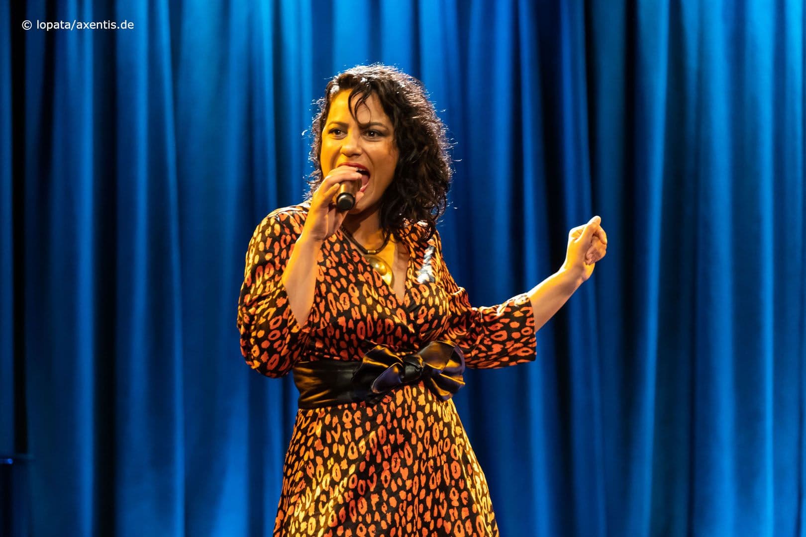 Nicole Hadfield: starke Stimme, Erotik pur.