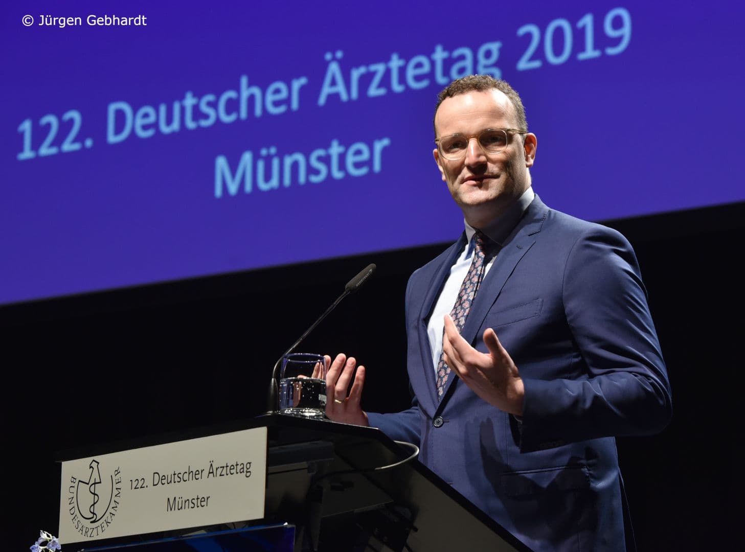 Minister Jens Spahn bei seiner Rede: Da war es noch hell.