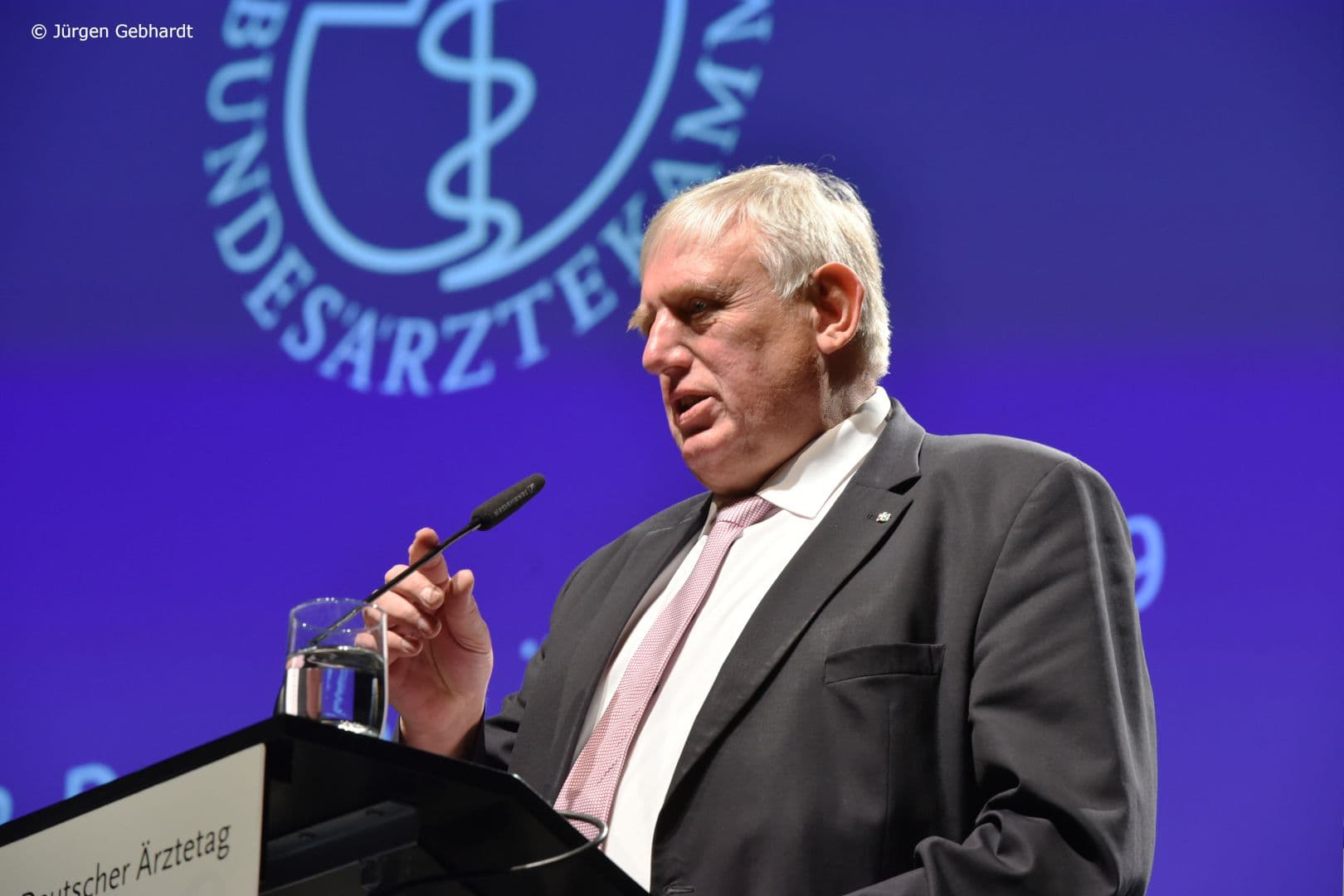 Während des Grußwortes von NRW-Gesundheitsminister Karl-Josef Laumann