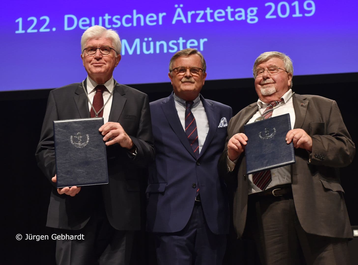 Verleihung der Paracelsus-Medaille an die beiden herausragenden Mediziner Ingo Flenker (l.) und Armin Rost (r.) durch  Frank Ulrich Montgomery (m.)