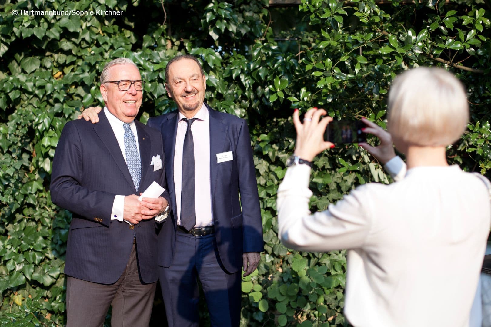 Bitte lächeln: Klaus Reinhardt (Hartmannbund) (l.) und Werner Baumgärtner (MEDI GENO Deutschland) ließen sich von Angelina Schütz (MEDI Baden-Württemberg) ins rechte Bild setzen.