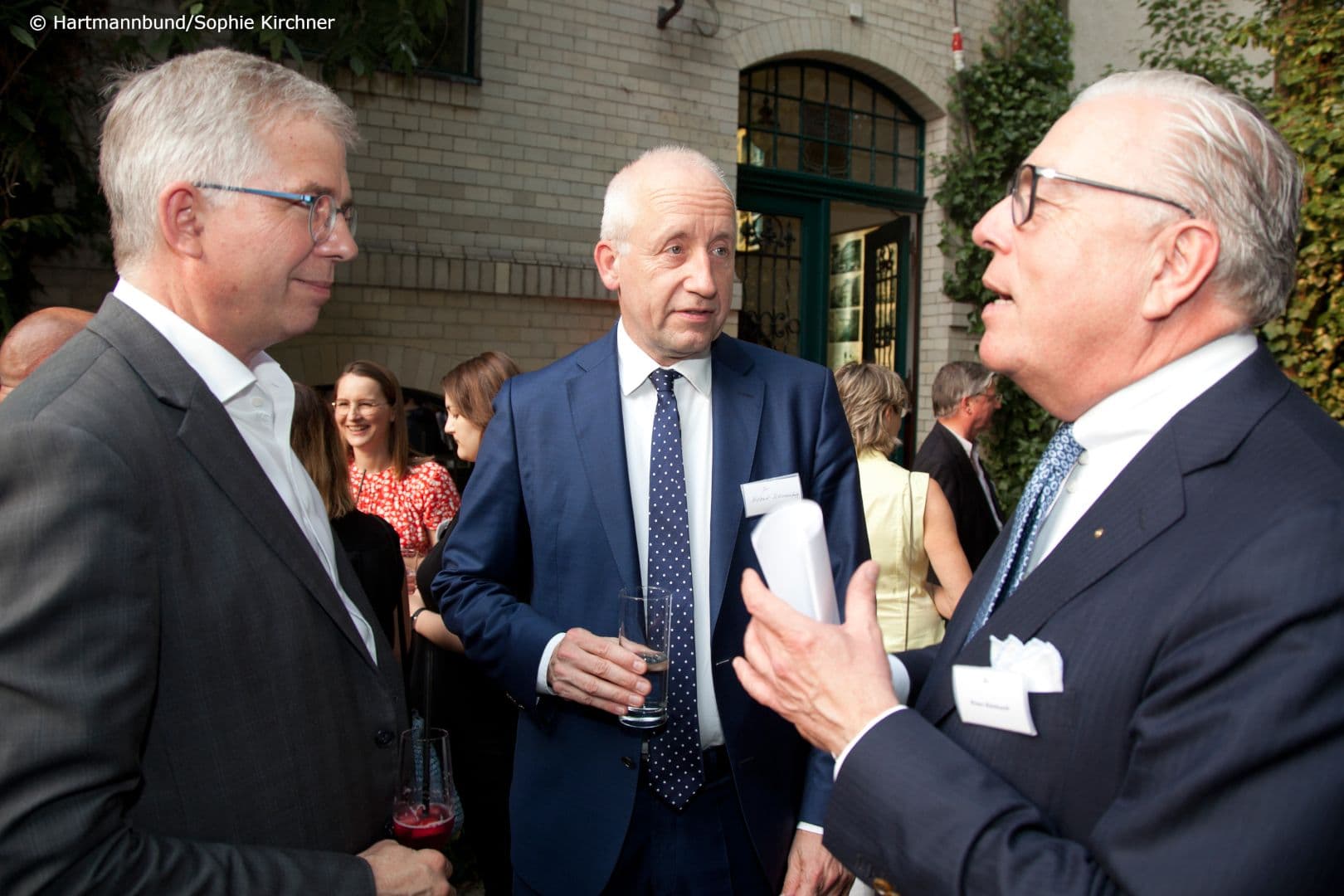 Andrew Ullmann MdB, Wieland Schinnenburg MdB (beide FDP) und Klaus Reinhardt (Hartmannbund) (v.l.n.r.)