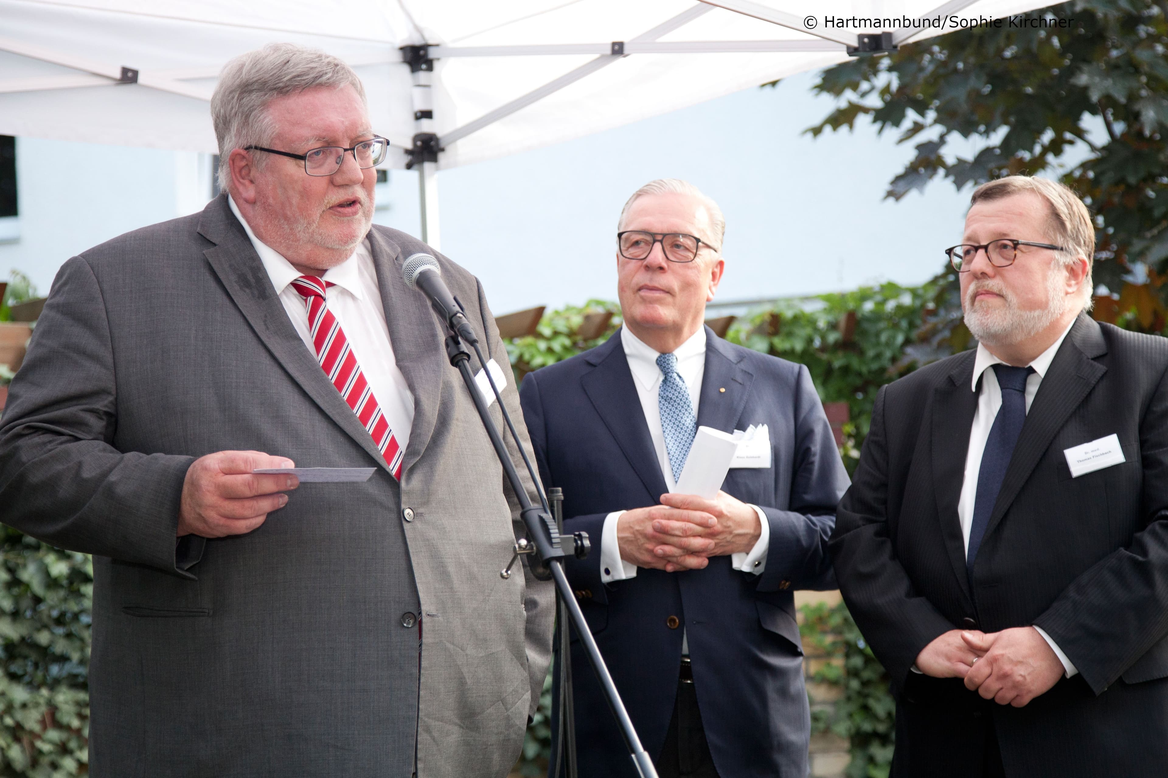 Hans Martin Hoffmeister (BDI) bei seinen Eröffnungsworten,  Klaus Reinhardt (Hartmannbund) und Thomas Fischbach (bvkj) hörten zu. (v.l.n.r.)
