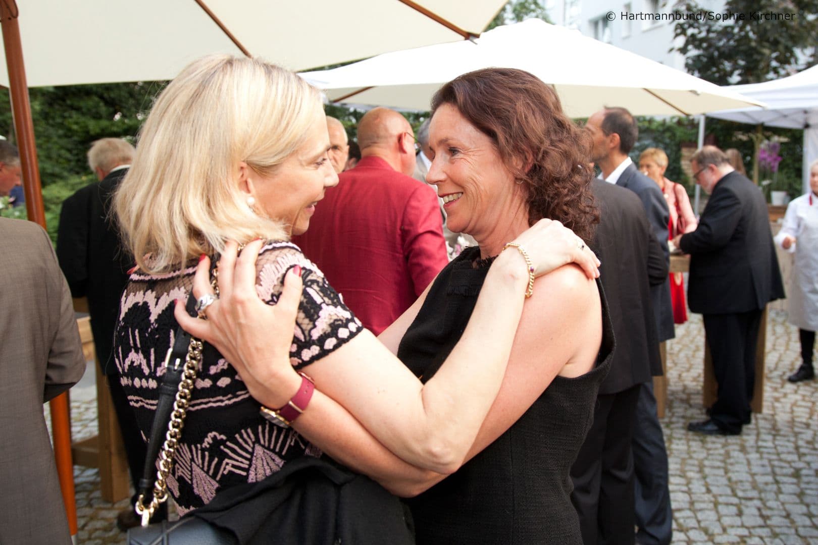 Freuten sich über ein Wiedersehen: Leonie Uhl (Amgen) (l.) und Cornelia Wanke (ALM)