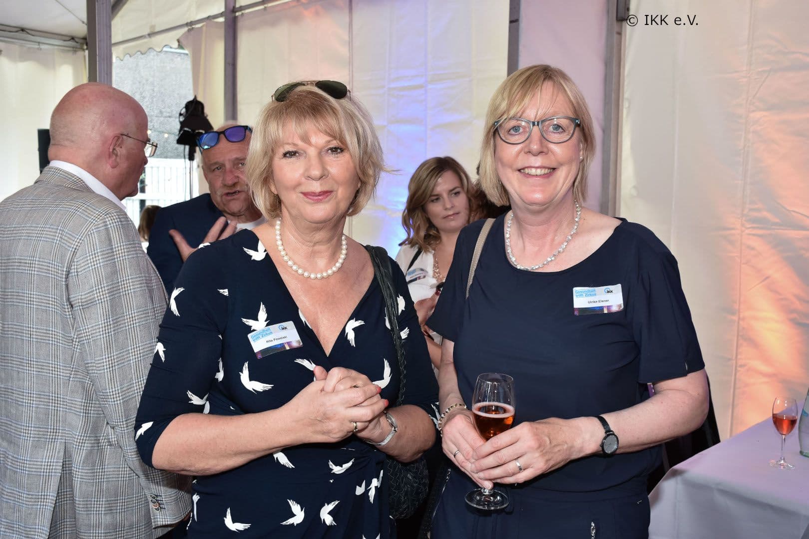 Rita Pawelski (Bundeswahlbeauftragte) (l.) und Ulrike Elsner (vdek)