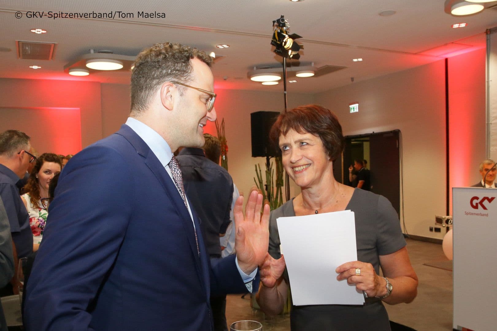 Ob Minister Jens Spahn (BMG) mit den kritischen Tönen von Doris Pfeiffer (GKV-SV) wohl umgehen kann?