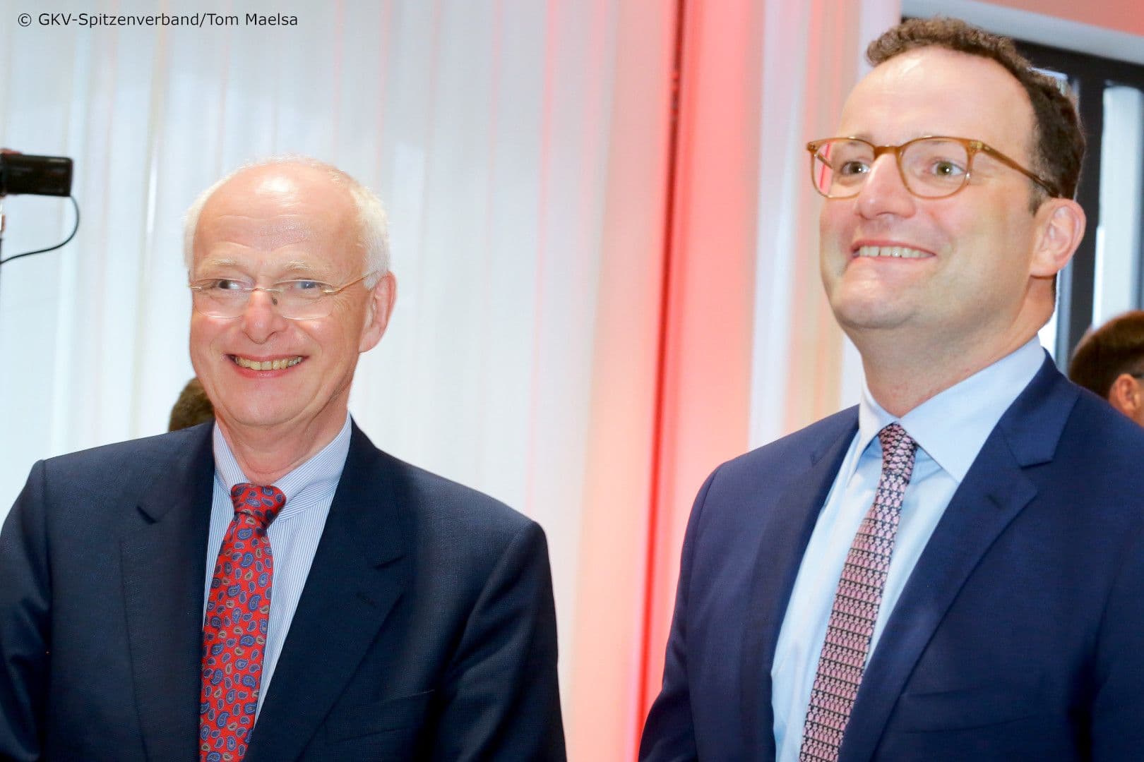 Er stand im Mittelpunkt beim Sommerfest des GKV-Spitzenverbandes: Johann-Magnus von Stackelberg (GKV-SV) (l.), an seiner Seite Bundesgesundheitsminister Jens Spahn