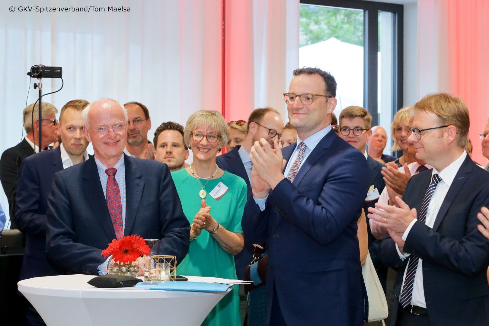 Eine freundliche Runde: Johann-Magnus von Stackelberg (GKV-SV), Irina von Stackelberg, Minister Jens Spahn, Staatssekretär Thomas Gebhart (beide BMG) (v.l.n.r.)