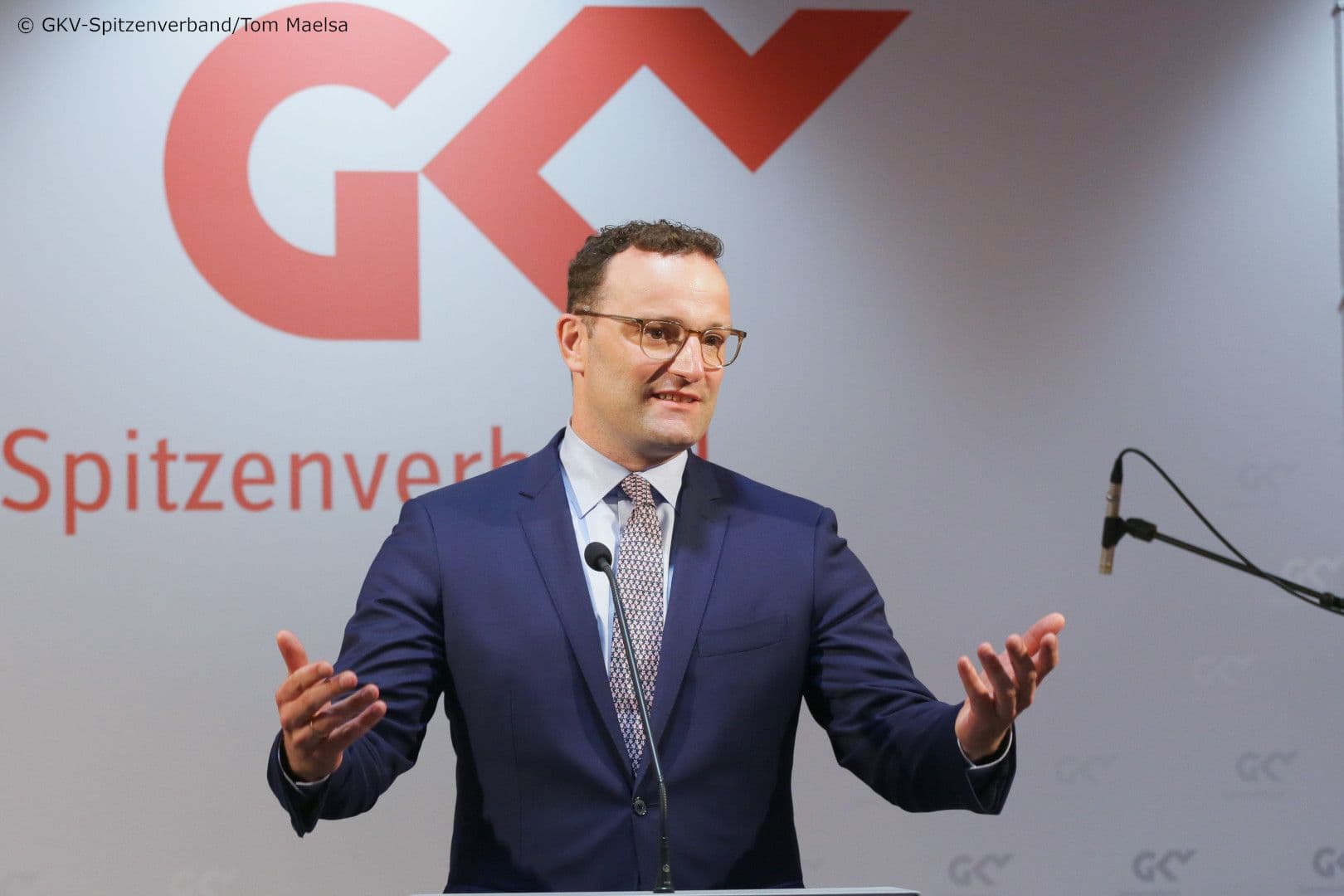 Ohne diese Geste geht keine Rede: Bundesgesundheitsminister Jens Spahn
