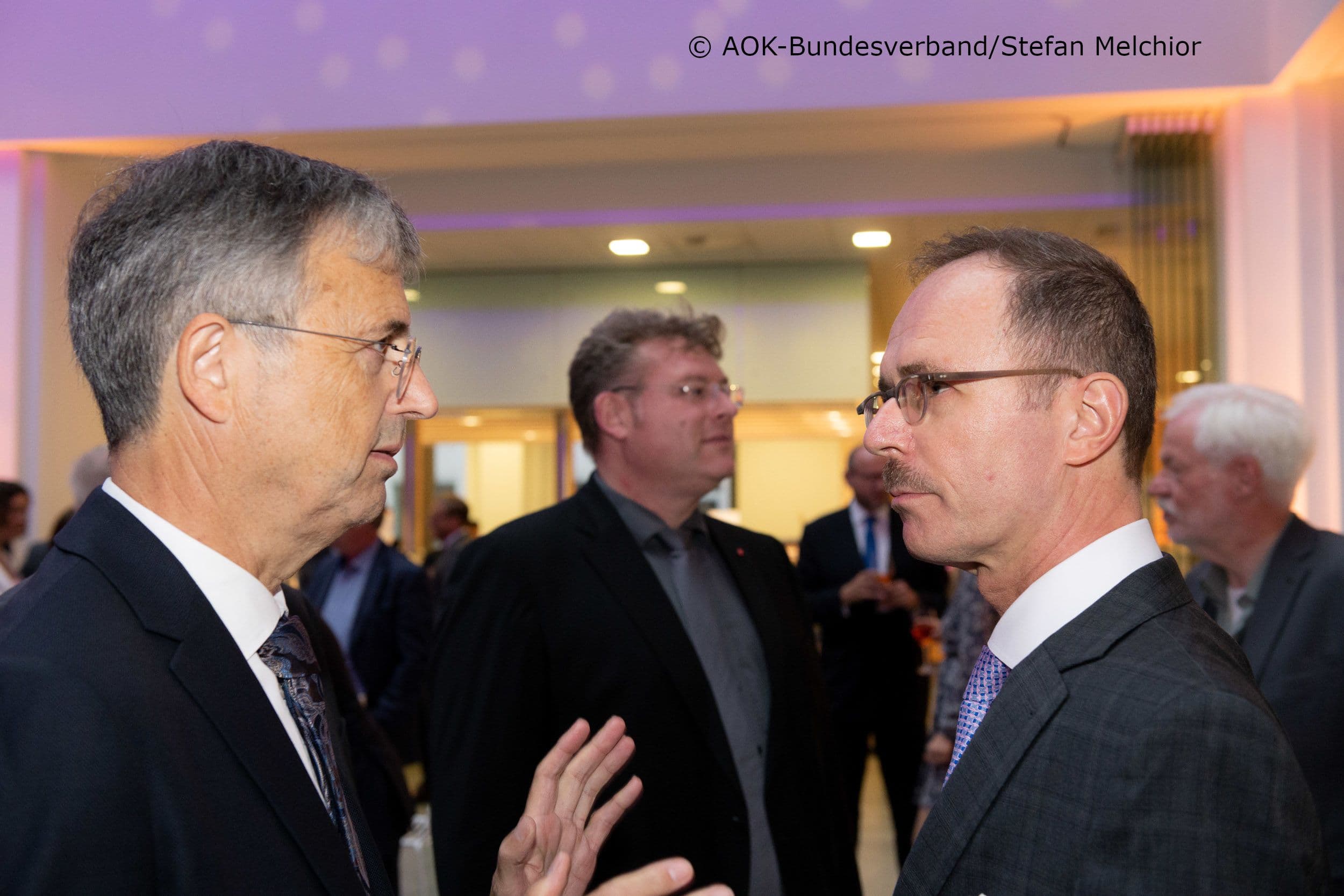 Hört aufmerksam auf die Worte von Martin Litsch (AOK-Bundesverband) (l.): Staatssekretär Thomas Steffen (BMG)