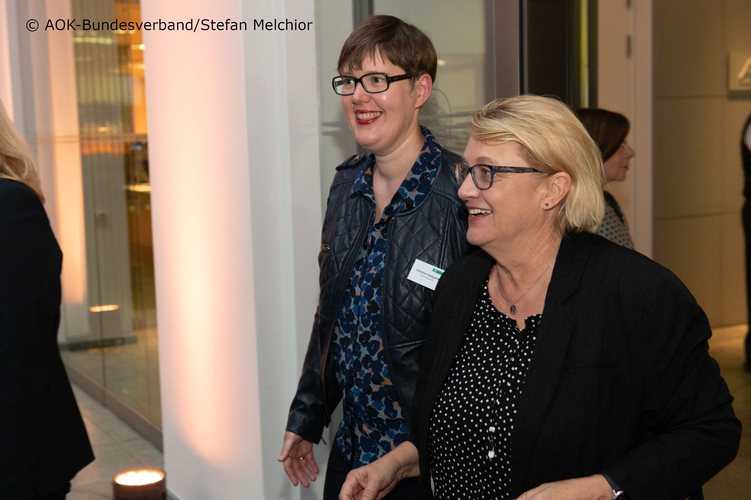 Christine Hopfgarten (AOK-Bundesverband) (l.) begleitet Kordula Schulz-Asche MdB (Bündnis 90/Die Grünen)