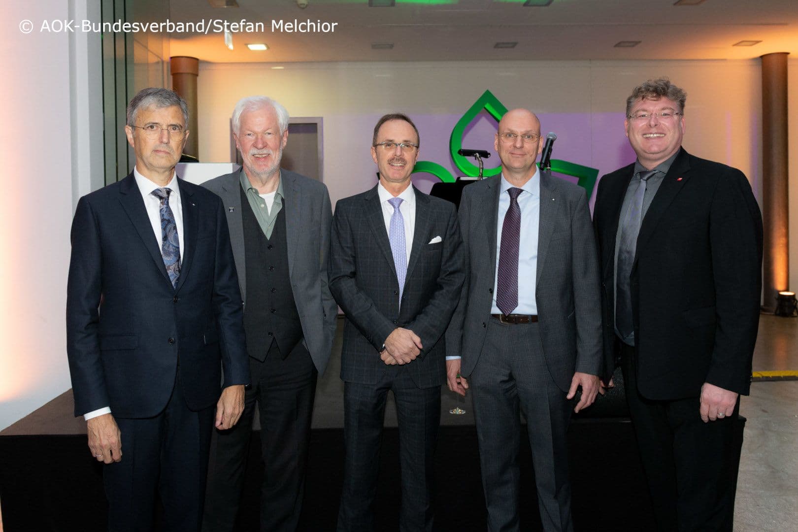 Staatssekretär mit der Spitze des AOK-Bundesverbandes: Martin Litsch, Volker Hansen, Staatssekretär Thomas Steffen, Jens Martin Hoyer, Knut Lambertin (v.l.n.r.)