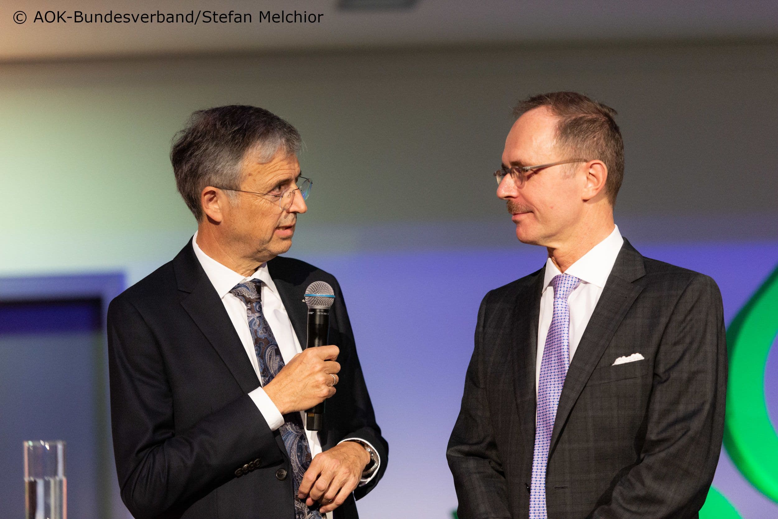 Staatssekretär Thomas Steffen (BMG) (r.) stellte sich den Fragen von Martin Litsch (AOK-Bundesverband)