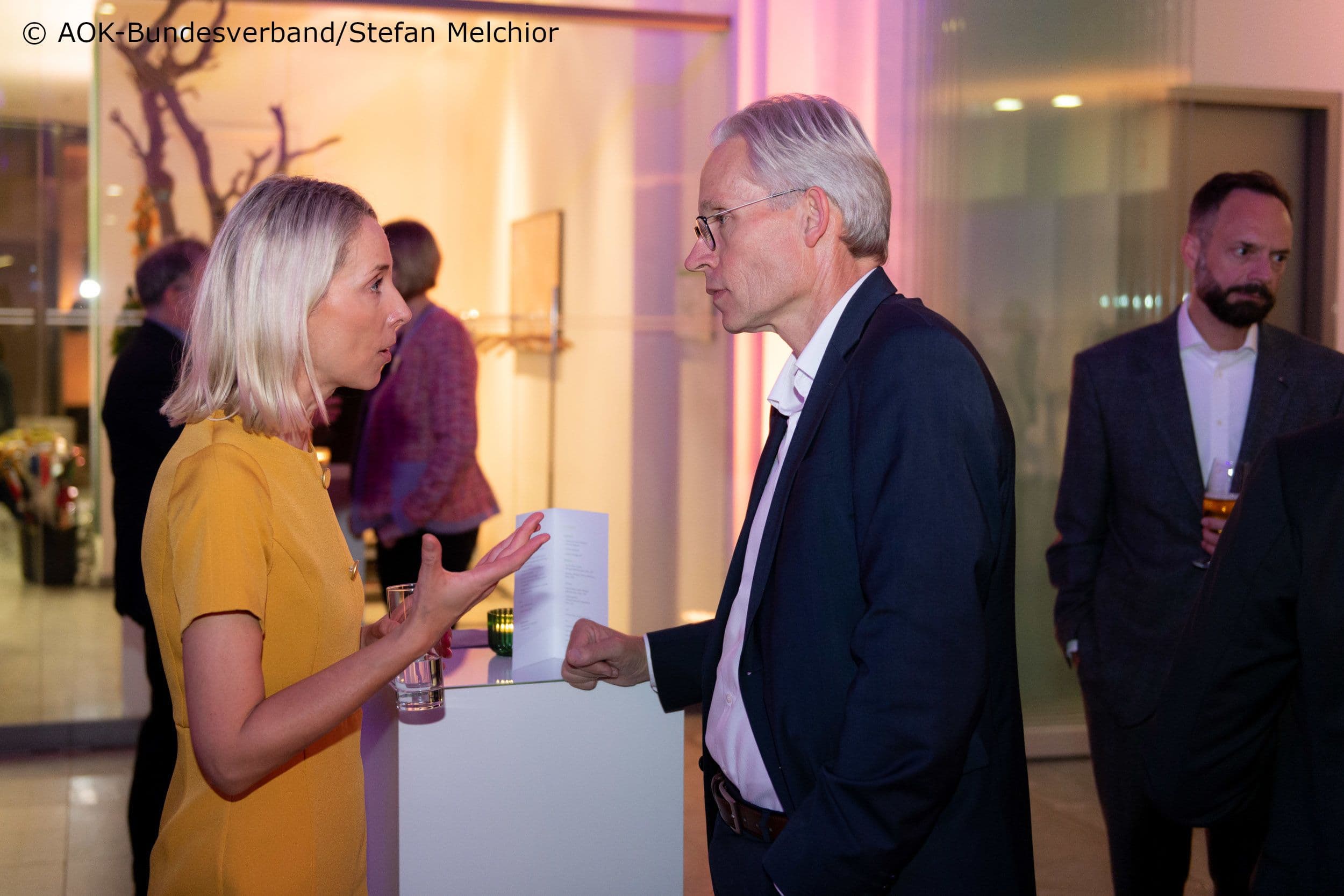 Engagiertes Gespräch: Stefanie Stoff-Ahnis (GKV-Spitzenverband) und Matthias Mohrmann (AOK Rheinland/Hamburg)