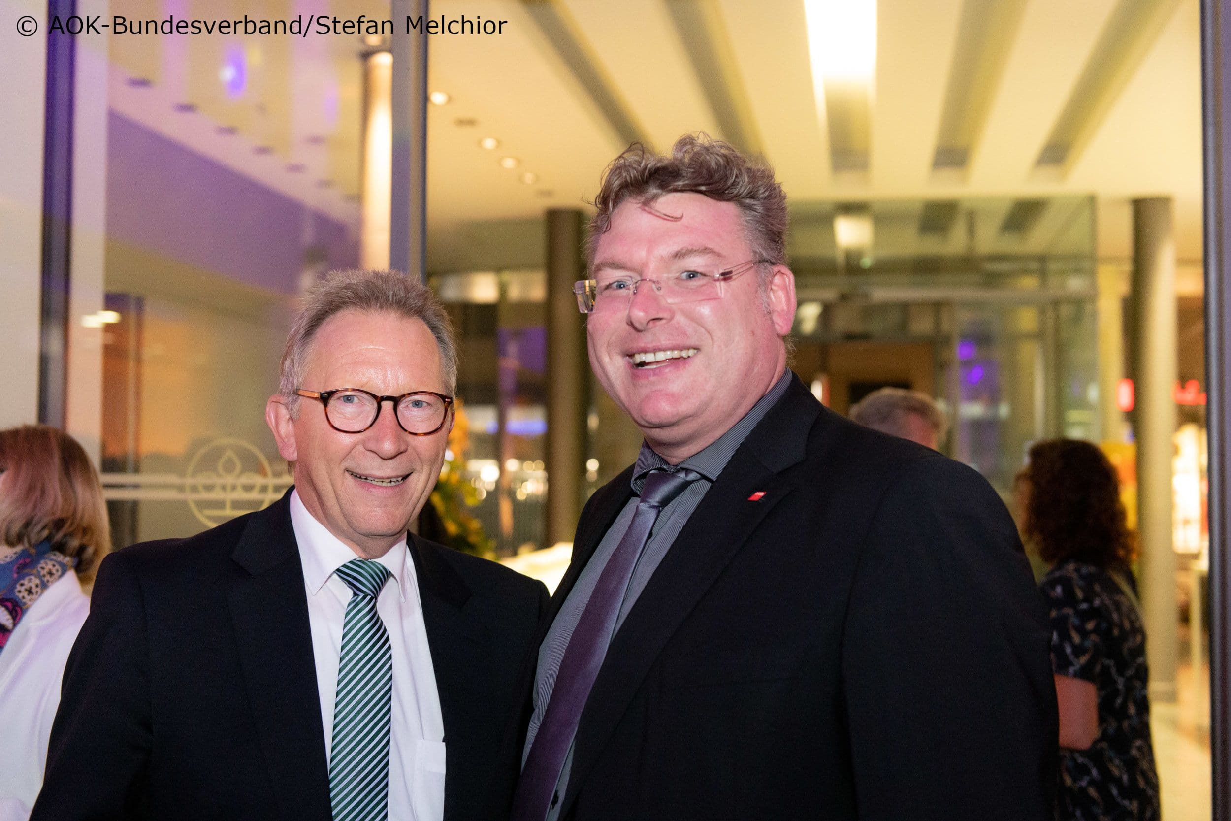 Erwin Rüddel MdB (CDU) gut gelaunt mit Knut Lambertin (AOK-Bundesverband) (r.)
