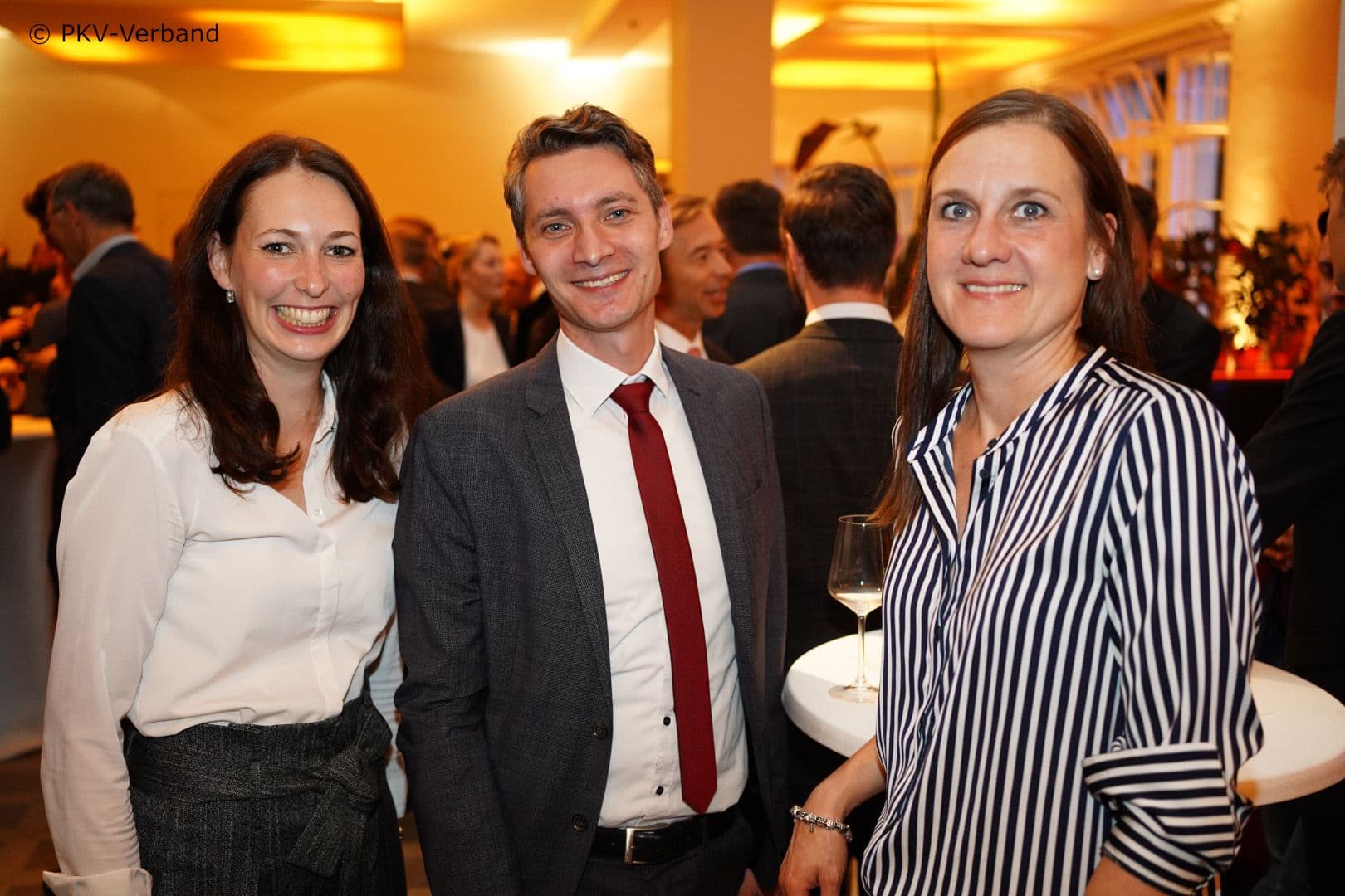 Herr mit Damen: Ann Hillig (IKK e.V.) (l.), Dennis Häckl (WIG2), Iris Kampf (IKK e.V.)