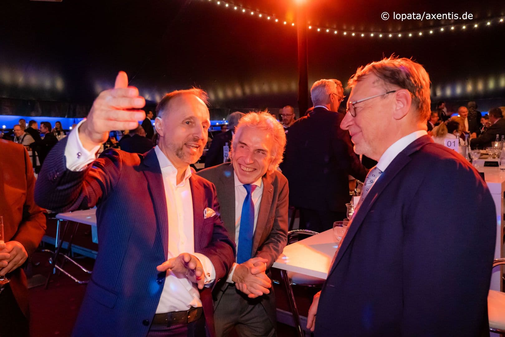 Gut unterhalten haben sich Stephan Hofmeister (KBV), Christopher Hermann (AOK Baden-Württemberg) und Ulrich Weigeldt (Deutscher Hausärzteverband) (v.l.n.r.)