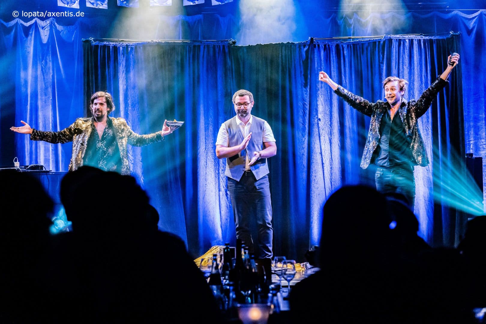 Applaus für Jens Uwe Wasserberg (Hausärzteverband Nordrhein) (M.) und dem Duo 
Siegried & Joy.