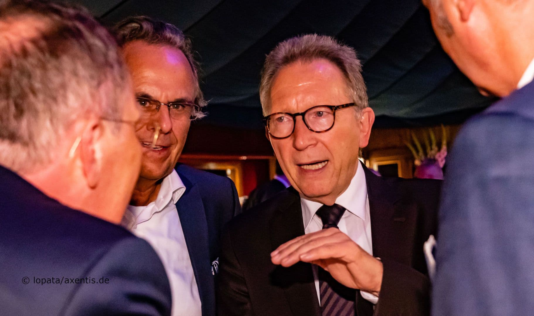 Erwin Rüddel MdB (CDU) (M.) erklärt die Gesundheitspolitik.