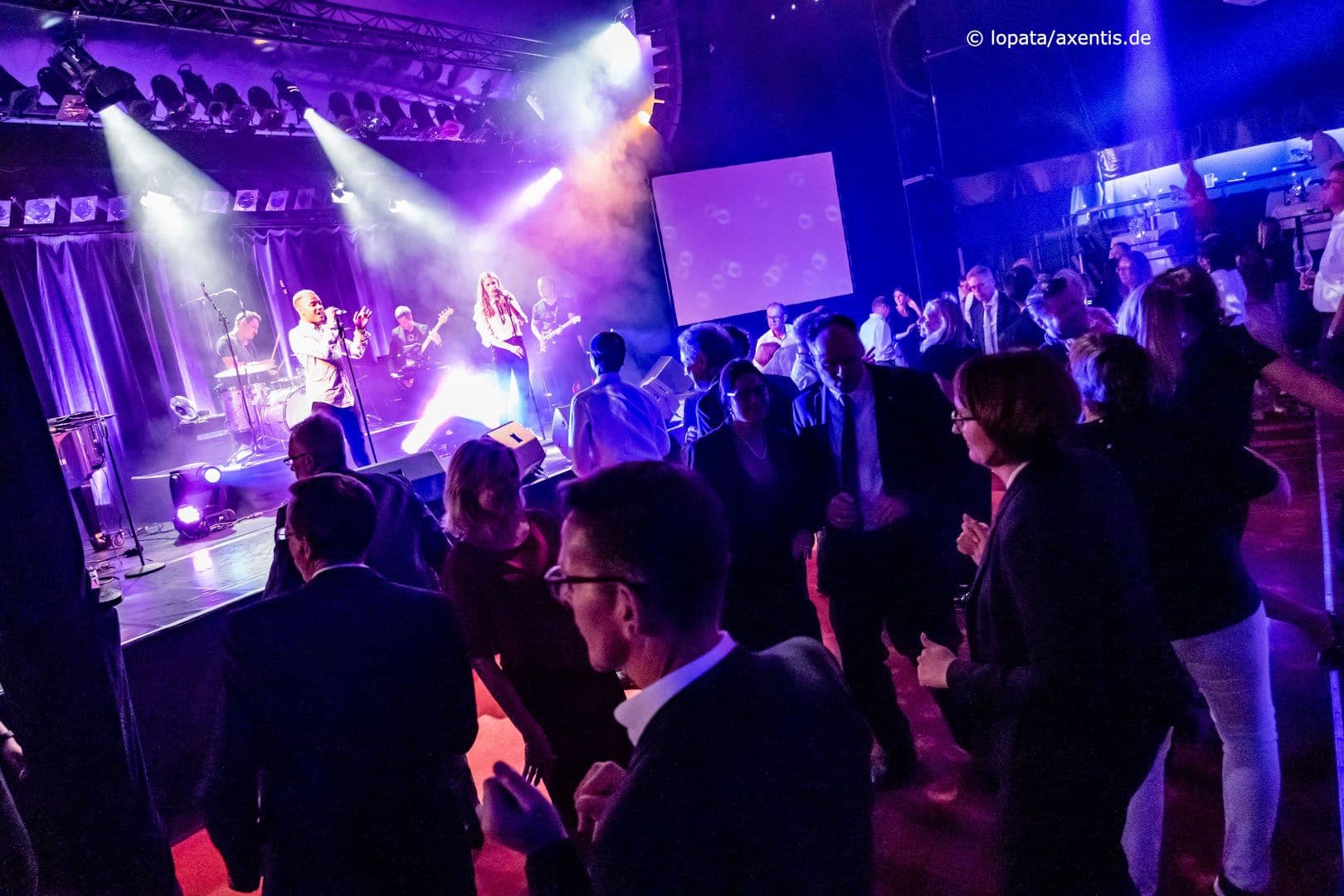 Die „JCB – Party Band“ spielte auf, und die Tanzfläche war umgehend gefüllt.