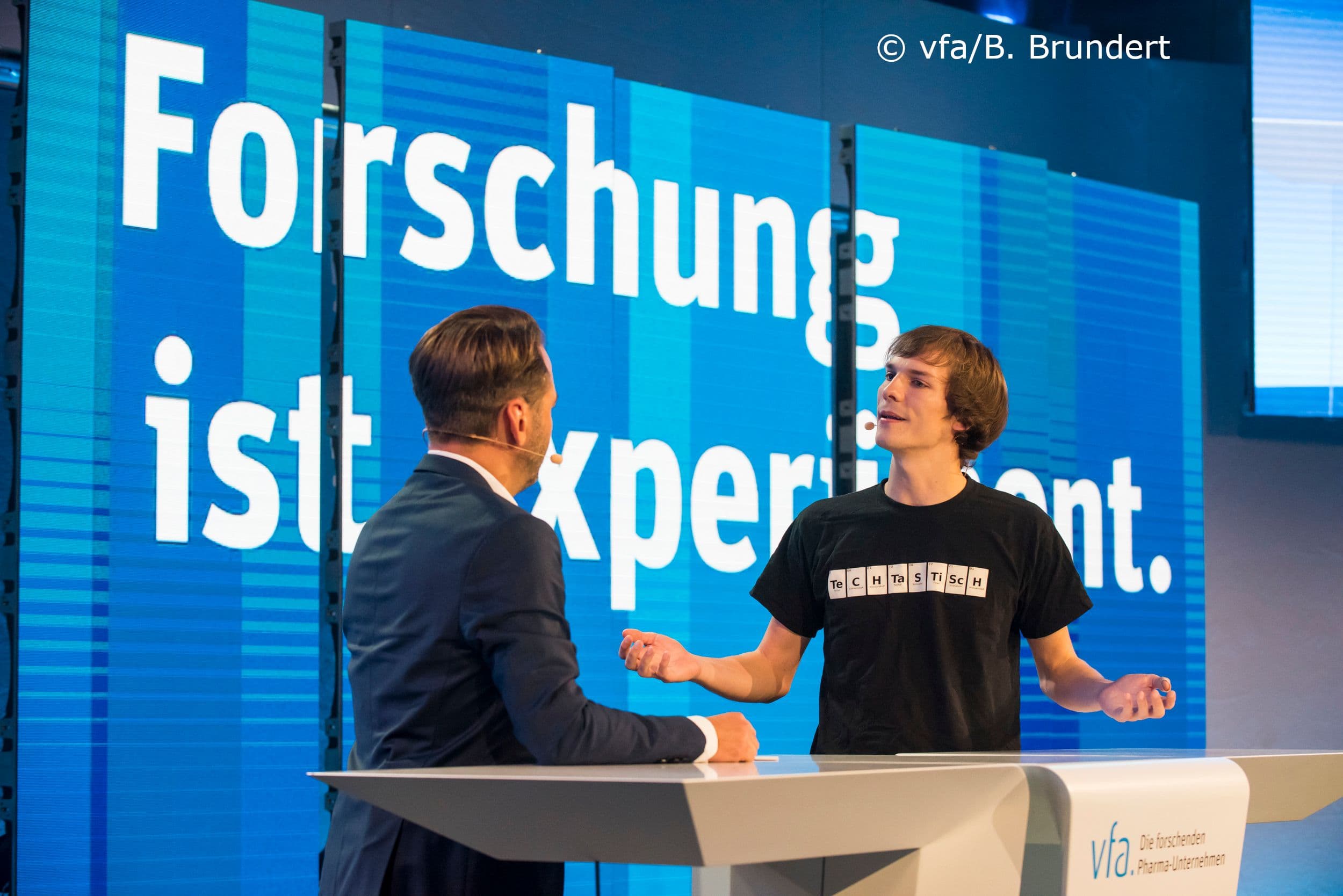 Marcel Häfele (Influencer) (r.) mit Moderator Dennis Wilms