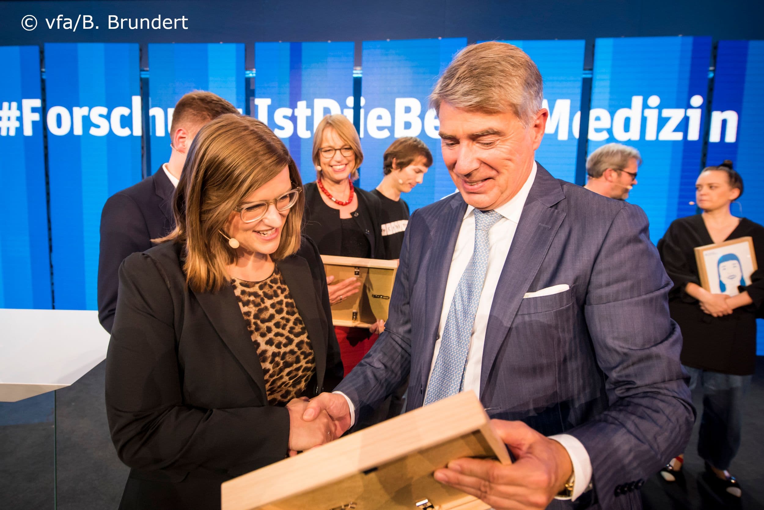Maria-Theresa Grundler (Biogen) (l.) und Han Steutel (vfa)
