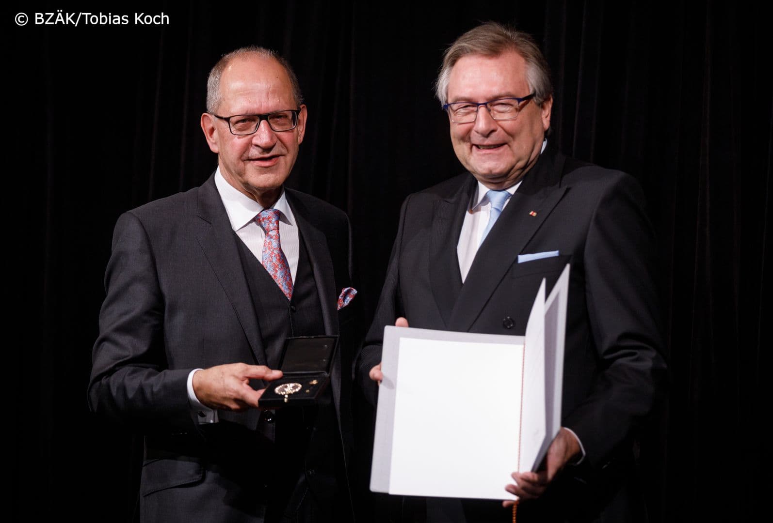 Ehrennadel der Deutschen Zahnärzteschaft in Gold für Peter Knüpper (Bayerische  Landeszahnärztekammer) (r.) überreicht von Peter Engel (BZÄK)
