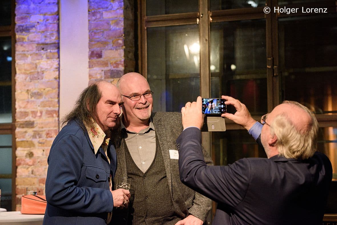 Ein Schnappschuss für die Lieben: Schlagersänger Guildo Horn mit Martin Plass (DAK-Gesundheit)
