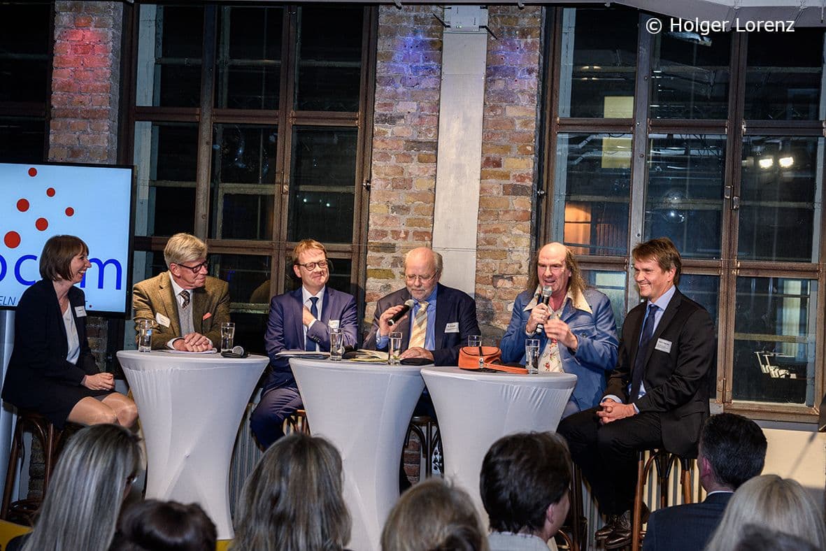 Das Podium hatte sichtlich Spaß: Oda Hagemeier (eurocom), Gernot Kiefer (GKV-Spitzenverband), Staatssekretär Thomas Gebhart (BMG), Albrecht Kloepfer (Moderator), Guildo Horn, Wolf Petersen (Martin-Luther-Krankenhaus, Berlin) (v.l.nr.)