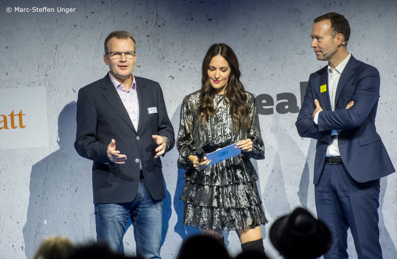 Moderatorin Johanna Klum mit Jens Baas (TK) (l.) und Sven Afhüppe (Handelsblatt) (r.)