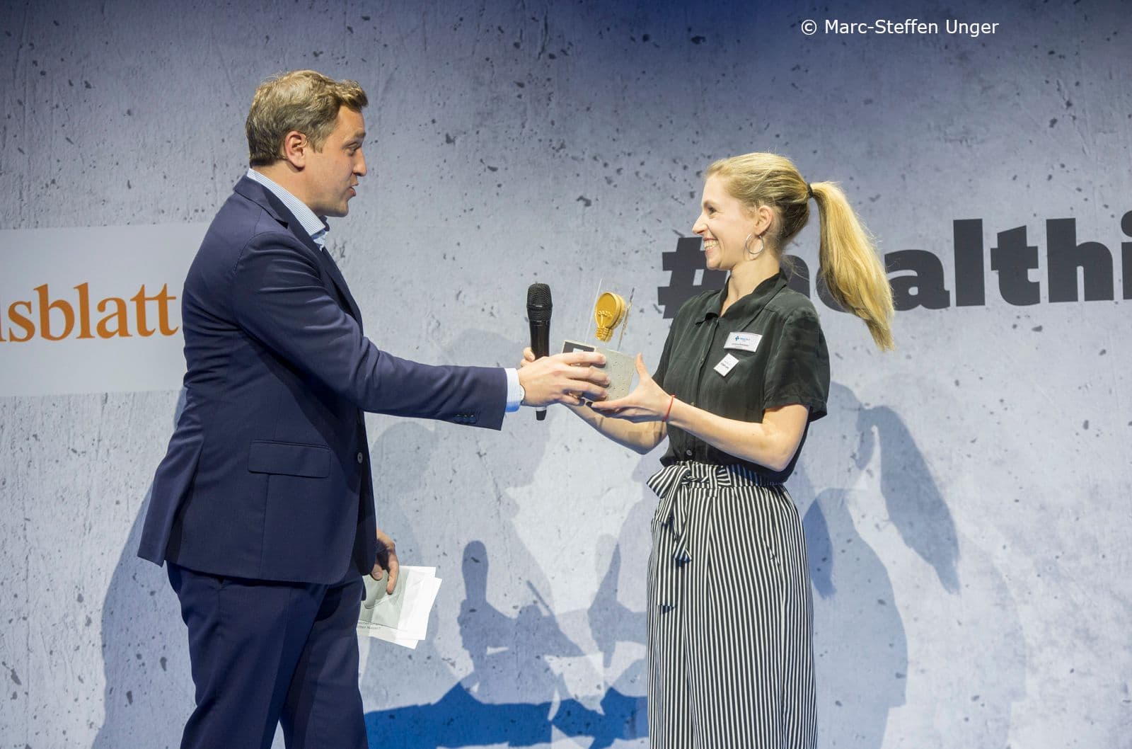 Boardpate Gottfried Ludewig (BMG) bei der Übergabe des Health-i-Award in der Kategorie „Junge Talente" an  Christina Roitzheim für die App „Contenance“
