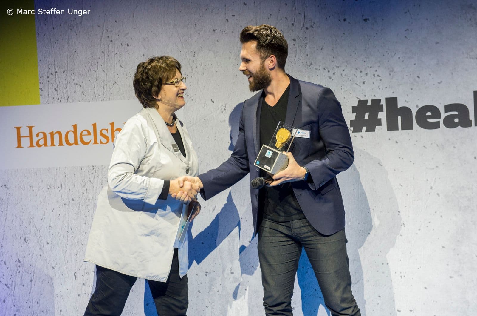 Boardpatin Brigitte Zypries mit dem Gewinner in der Kategorie „Unternehmen":
Maximilian Greschke von „Recare"