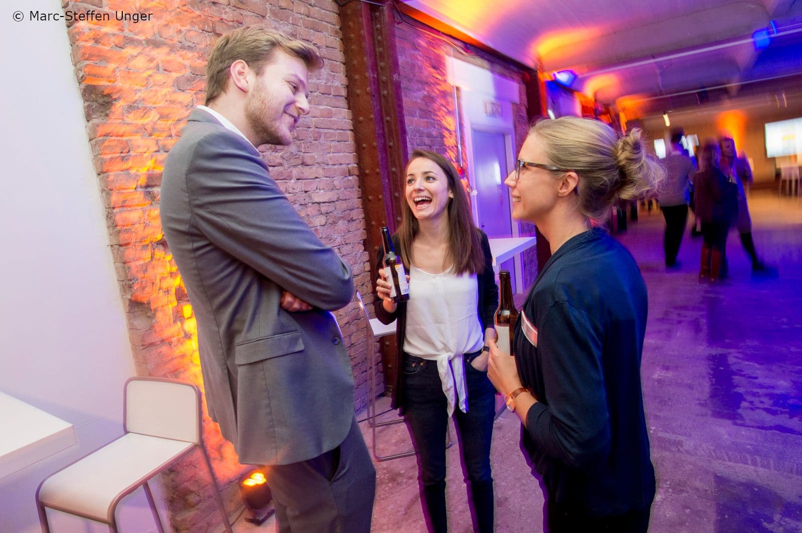 Julian Olk (Handelsblatt) im Gespräch mit 
Mona Späth und 
Hanna Jakob (beide neolexon) (v.l.n.r.)
