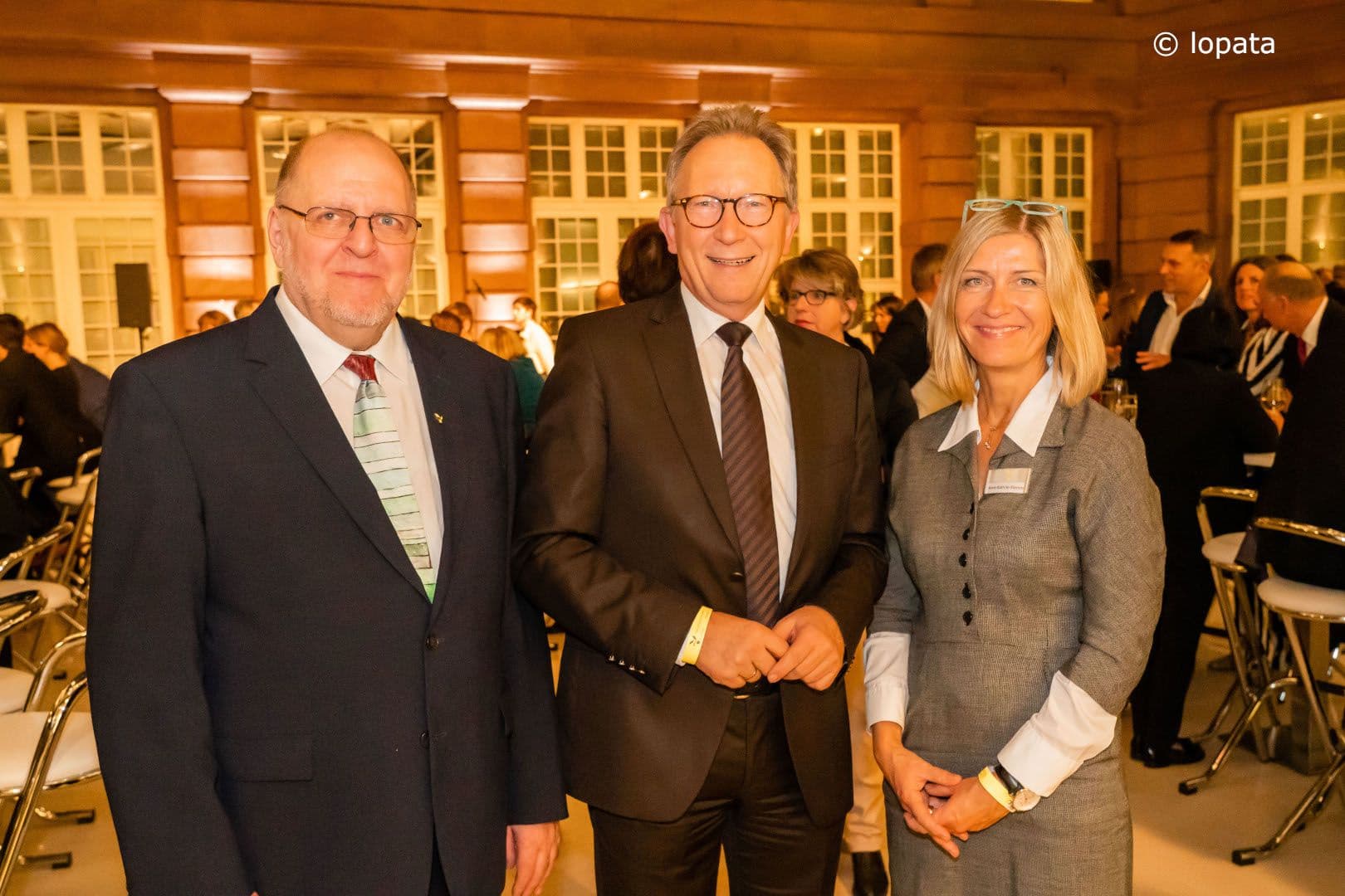 Ein fröhlicher Erwin Rüddel MdB (CDU) (M.) umringt von Franz Knieps (l.) und Anne-Kathrin Klemm (beide BKK Dachverband)