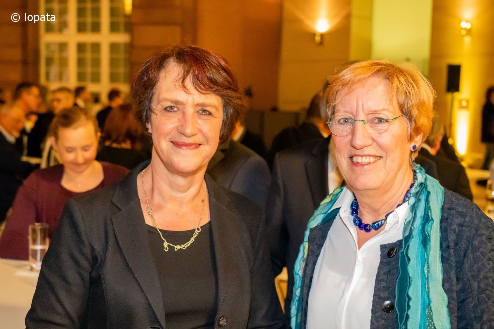 Doris Pfeiffer (GKV-Spitzenverband) mit Barbara Lubisch (DPtV) (r.)