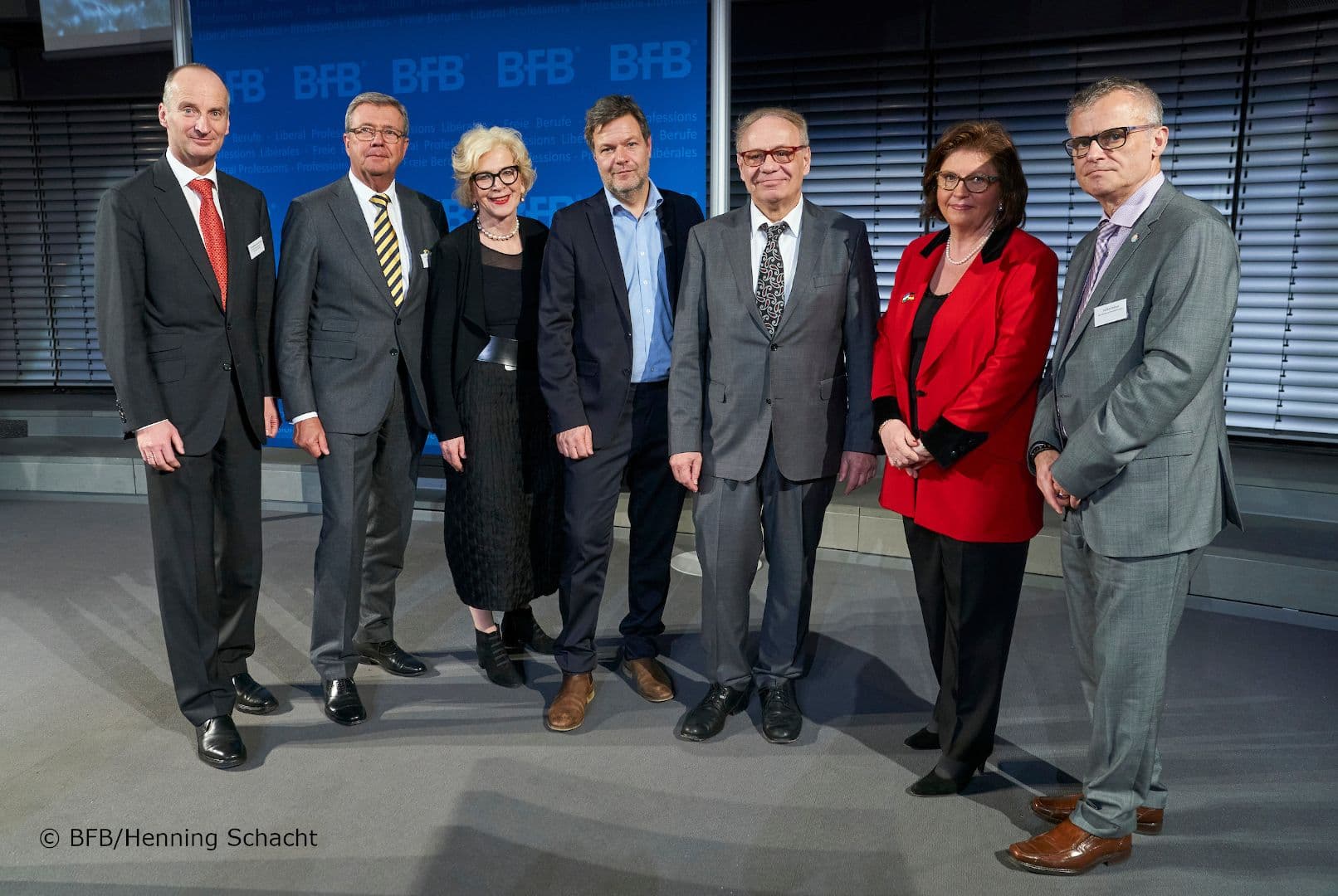 Gruppenbild von BFB-Präsidiumsmitgliedern mit Parteivorsitzendem: Friedemann Schmidt (ABDA), Wolfgang Eßer (KZBV), Barbara Ettinger-Brinckmann (BFB), Robert Habeck (Bündnis 90/Die Grünen), Wolfgang Ewer, Regina Vieler, Volker Kaiser (alle BFB) (v.l.n.r.)