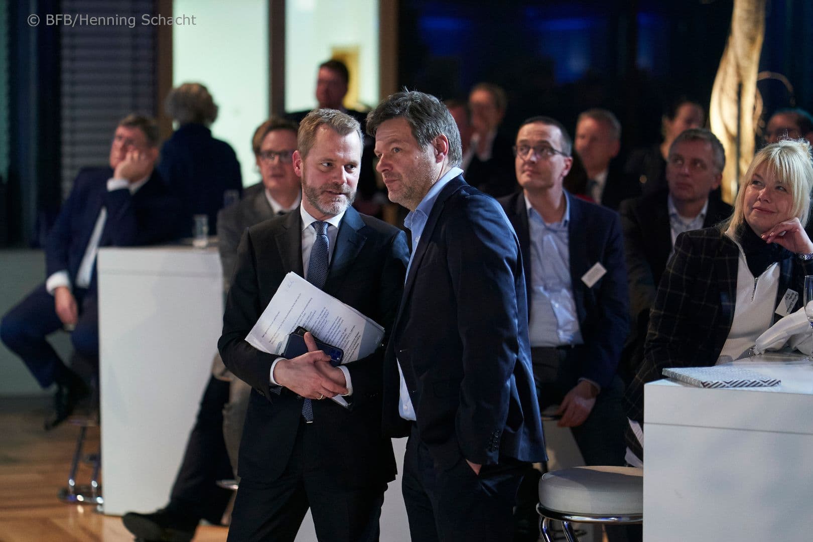 Daniel Bahr (Allianz) (l.) mit Robert Habeck (Bündnis 90/Die Grünen)