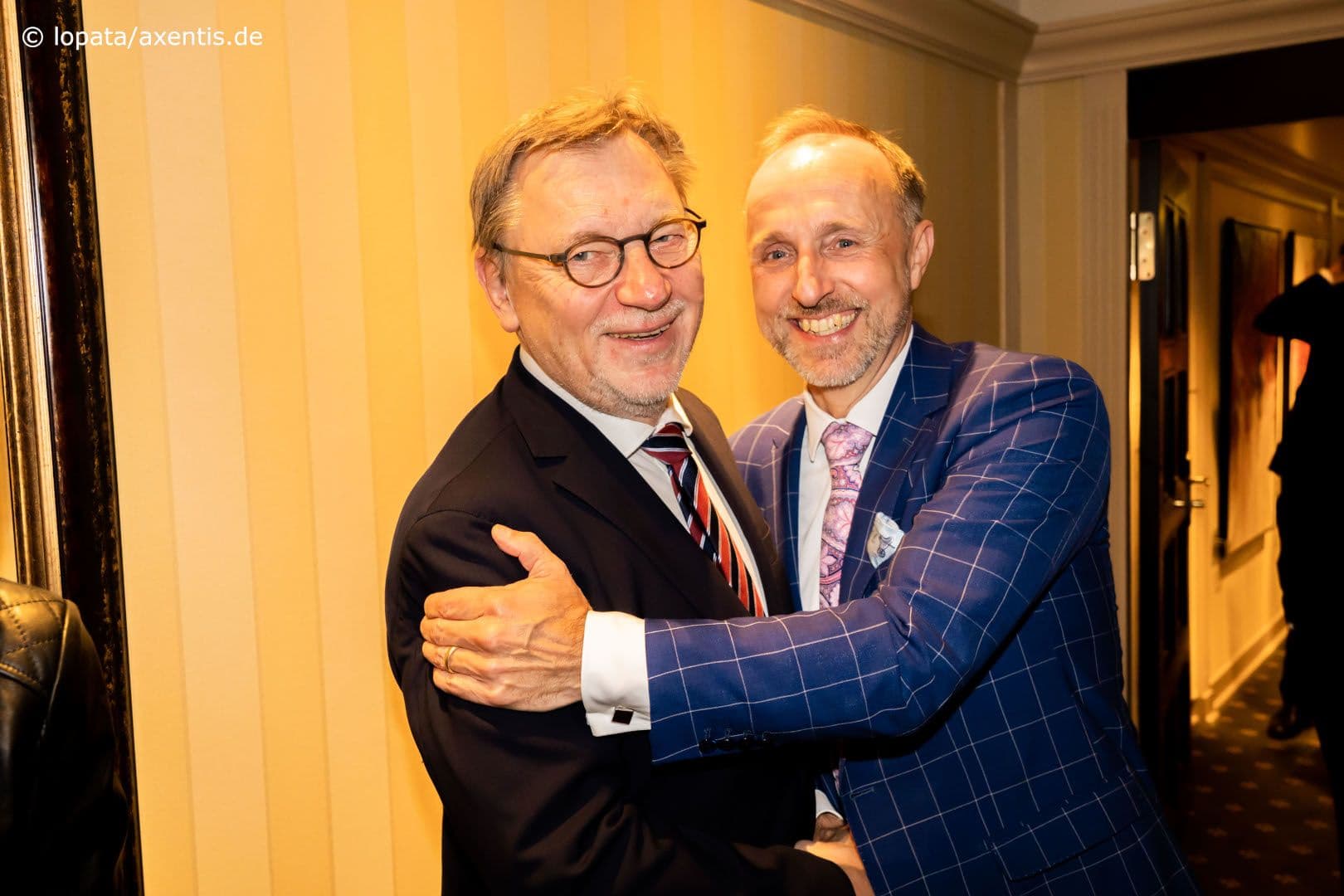 Wie herzlich: Ulrich Weigeldt (Deutscher Hausärzteverband) (l.), Stephan Hofmeister (KBV)