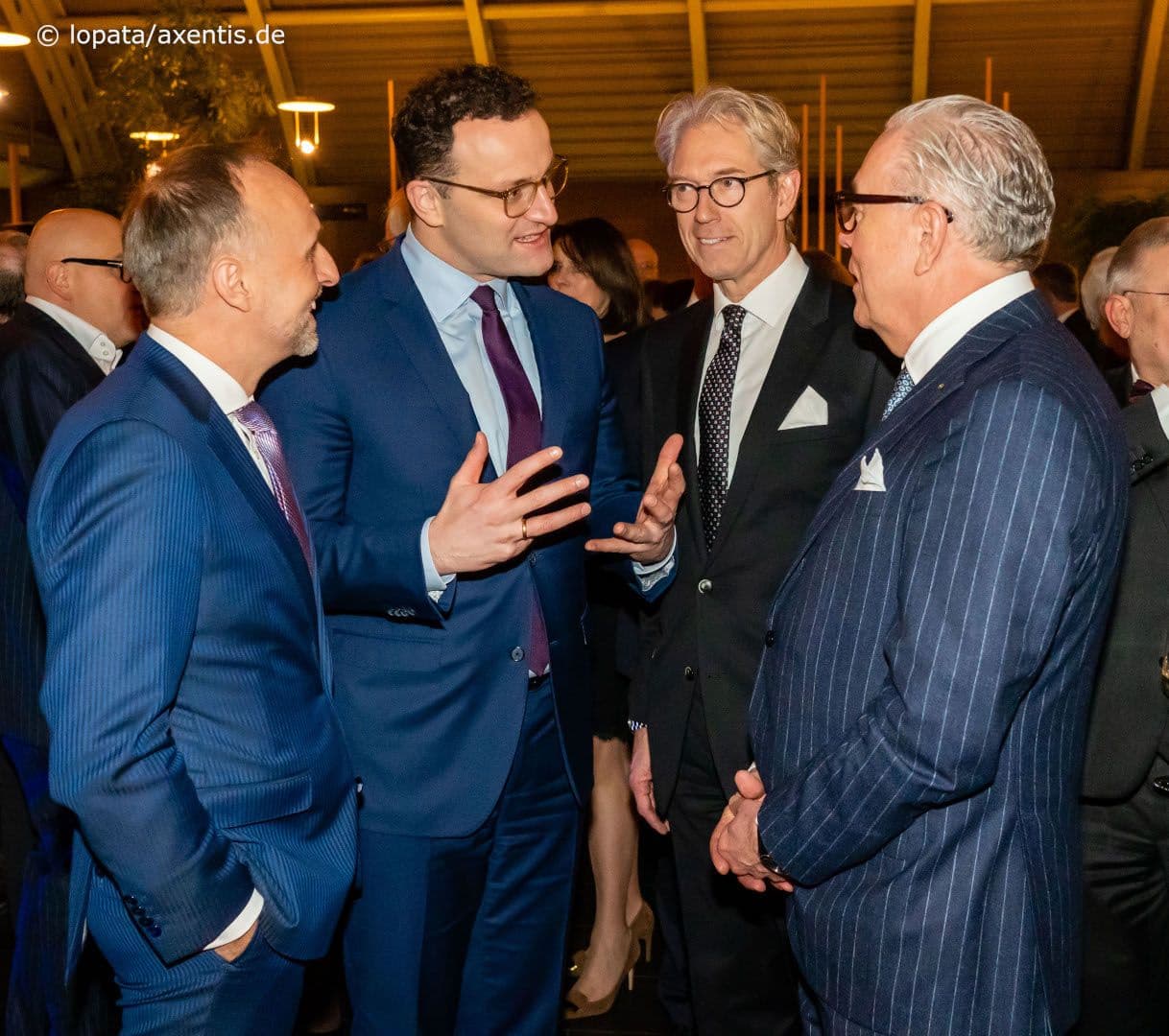Bundesgesundheitsminister Jens Spahn (2.v.l.) macht seine Politik beim Neujahrsempfang der Ärzteschaft im KaDeWe deutlich gegenüber Stephan Hofmeister (l.), Andreas Gassen (2.v.r.) (beide KBV) und Klaus Reinhardt (Bundesärztekammer) (r.).