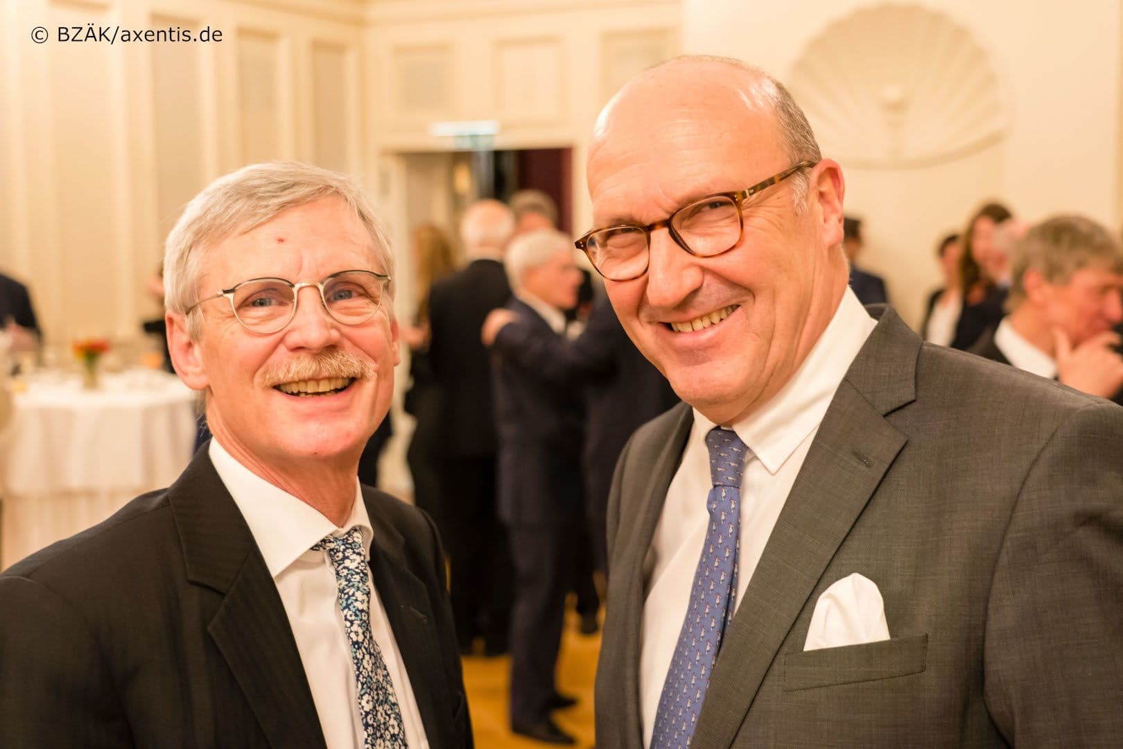 Thomas Kriedel (KBV) mit Karl-Georg Pochhammer (KZBV) (r.)