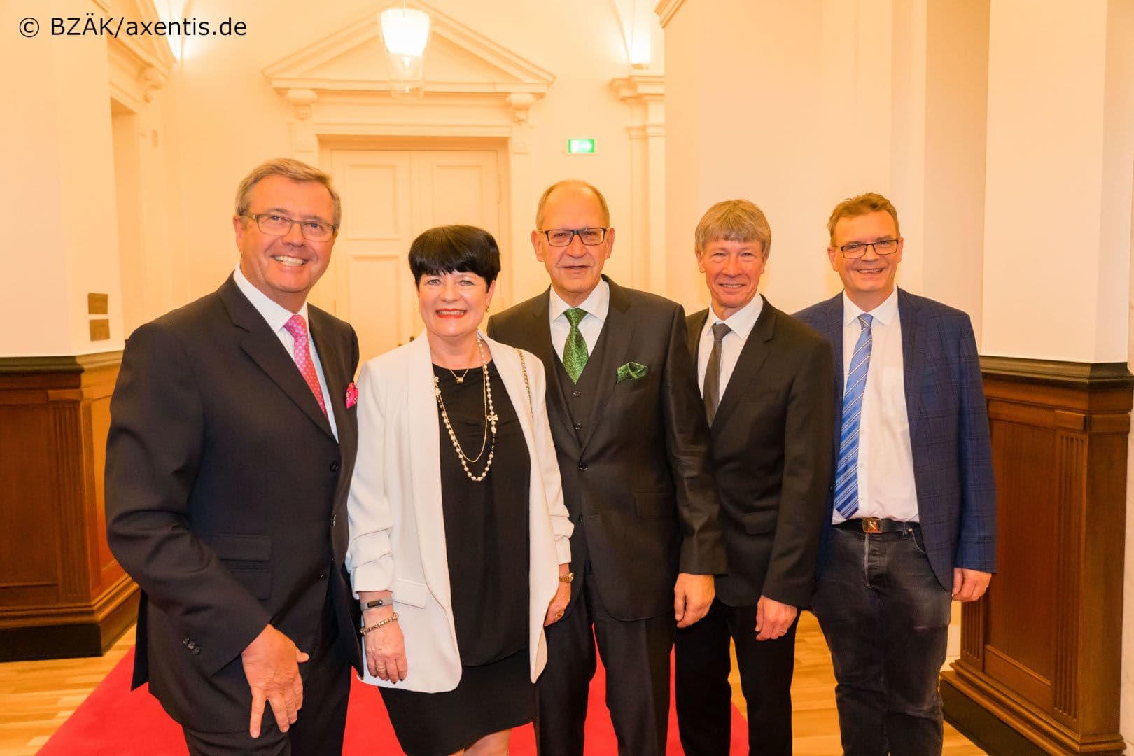 Gruppenbild mit Dame: Wolfang Eßer (KZBV), Christine Aschenberg-Dugnus MdB (FDP), Peter Engel, Dietmar Oesterreich, Christoph Benz (alle BZÄK) (v.l.n.r.)