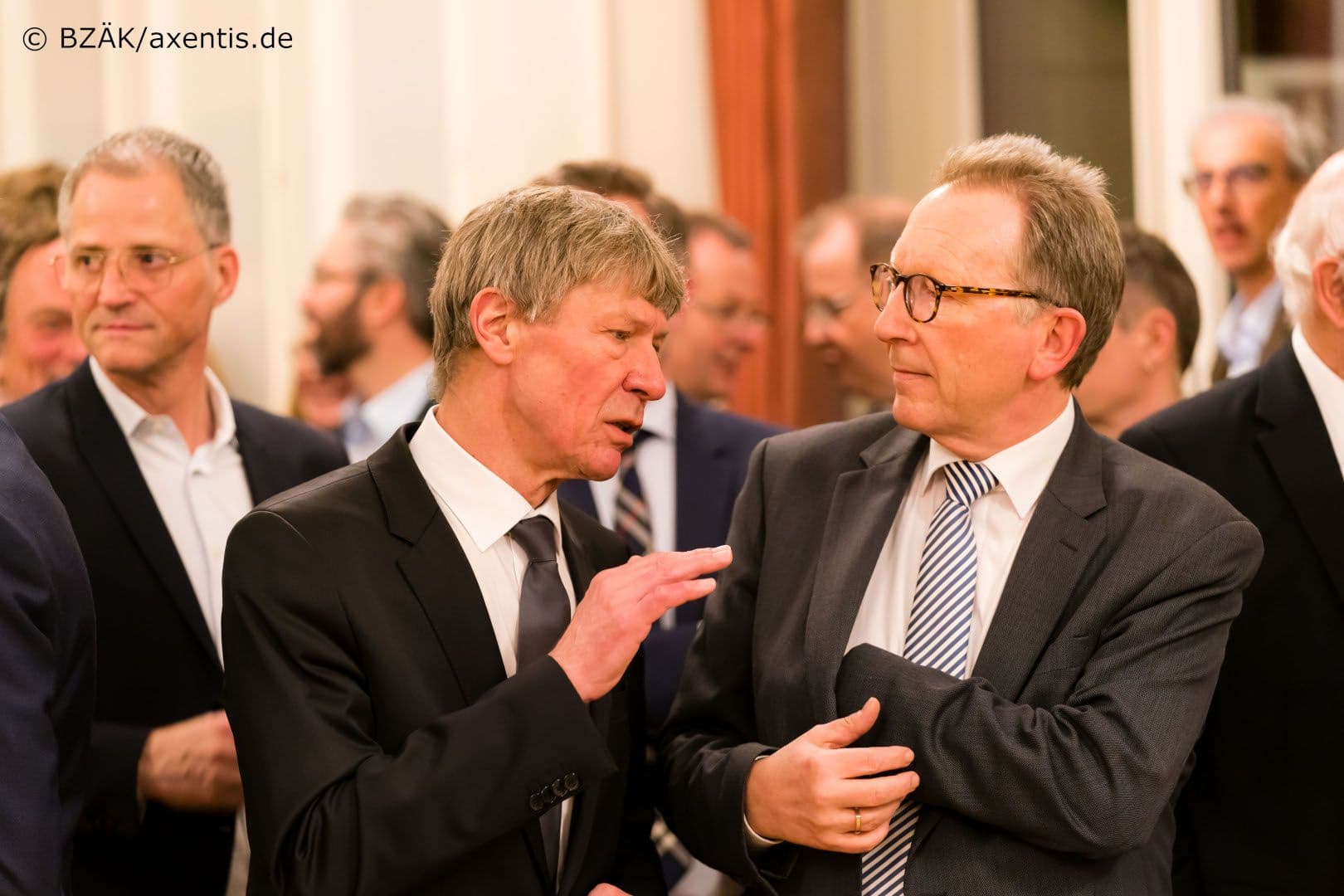 Dietmar Oesterreich (BZÄK) (l.) mit Erwin Rüddel MdB (CDU)
