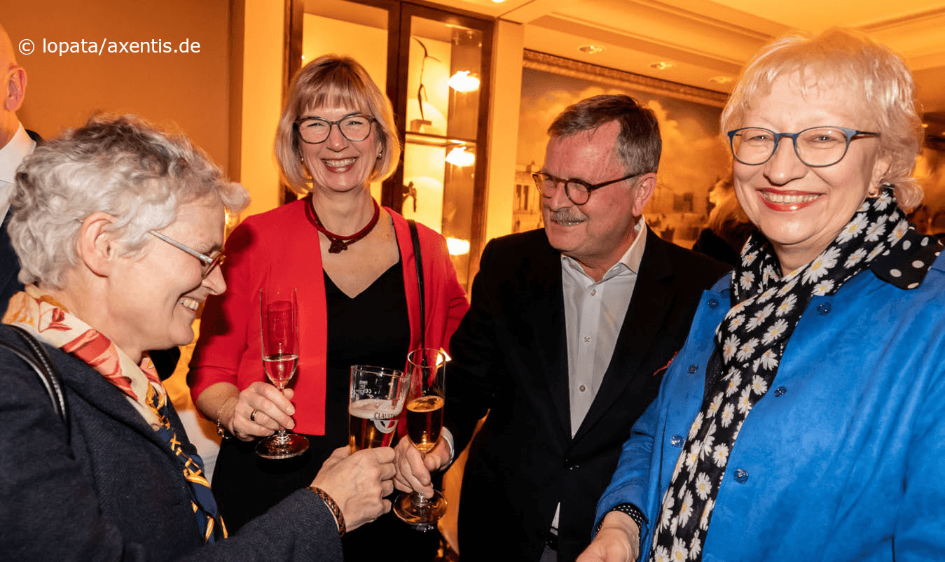Heidrun Gitter (Bundesärztekammer), Susanne Johna (Marburger Bund), Frank Ulrich Montgomery (Weltärztebund), Monika Buchalik (Hausärzteverband Hessen) (v.l.n.r.)